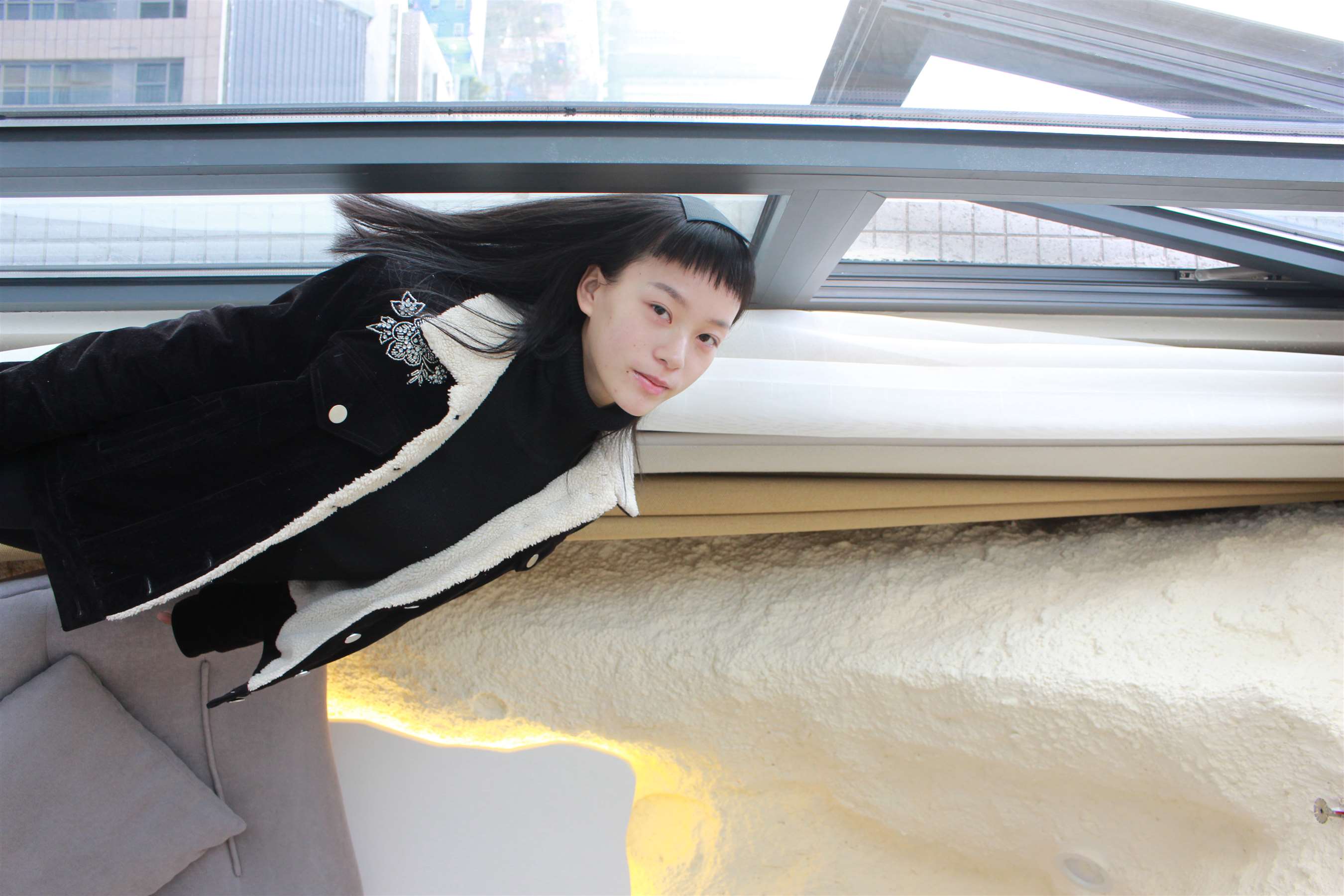 《窗台上的那个女孩【视频3个网盘下载】》作品图