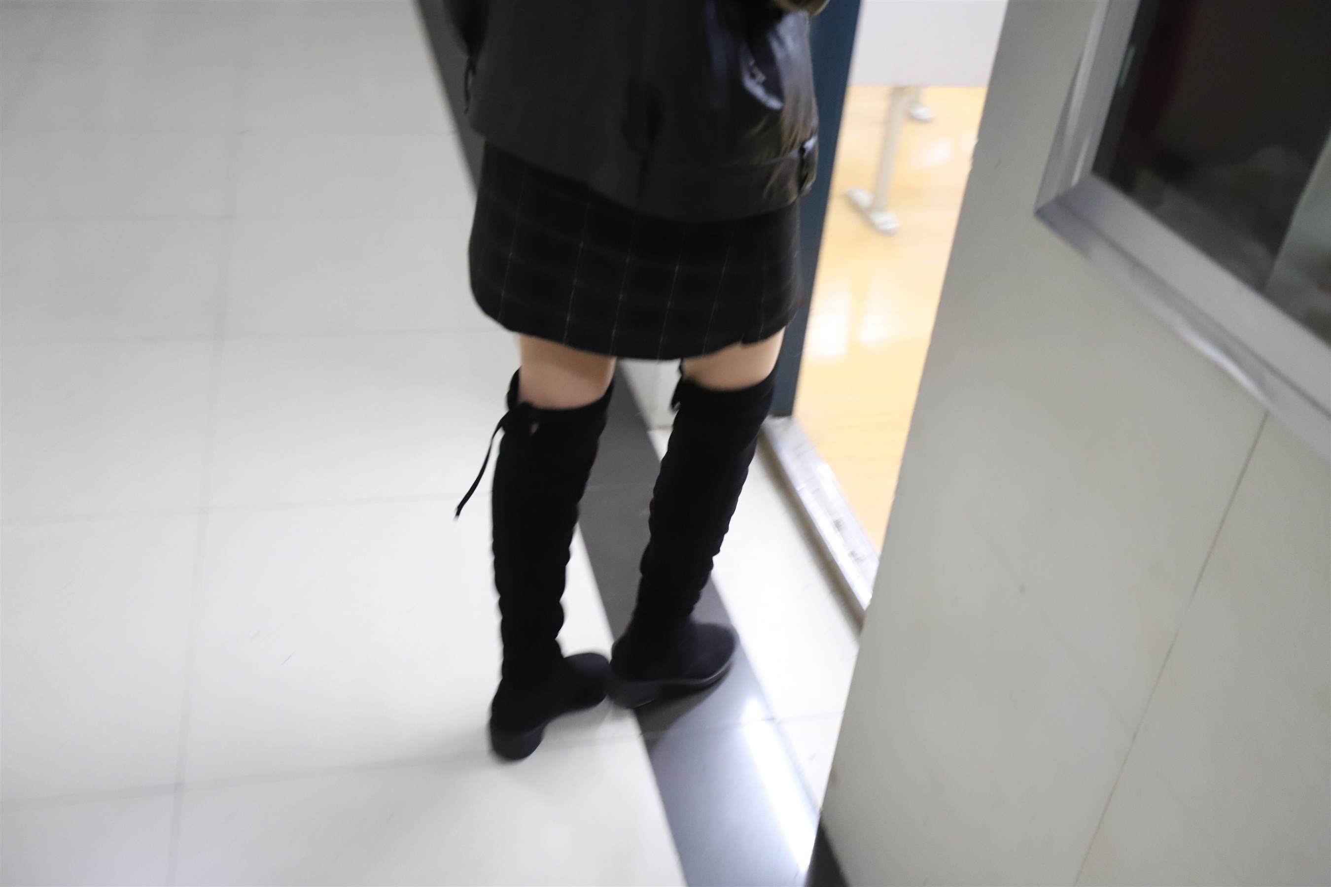 《学姐教室长靴丝袜脚丫+视频1个》作品图