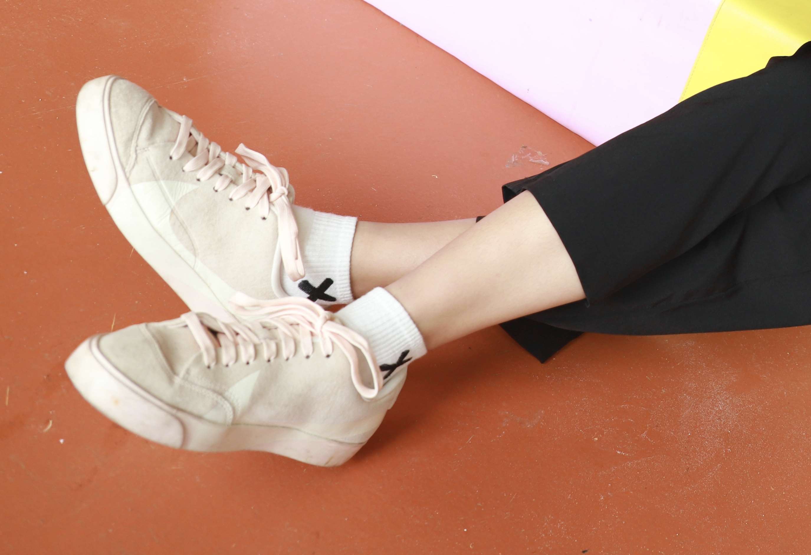 《学妹板鞋棉袜脚【视频1个网盘下载】》作品图