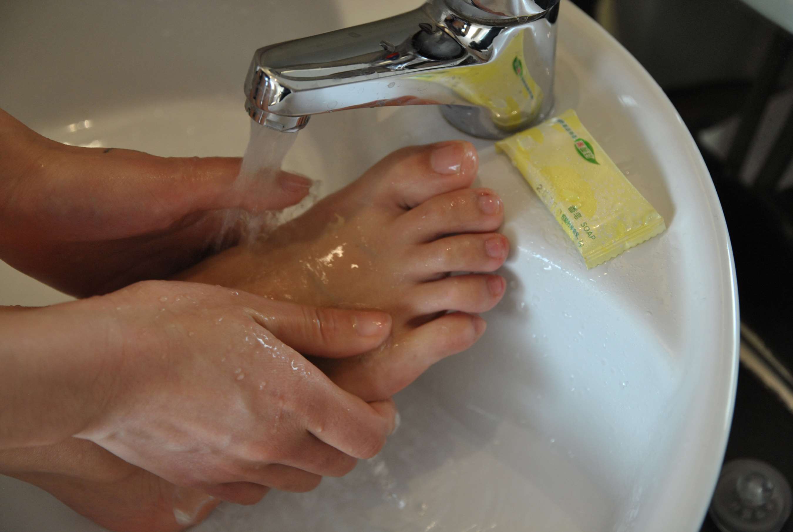 《工作结束后邂逅在水池里》作品图