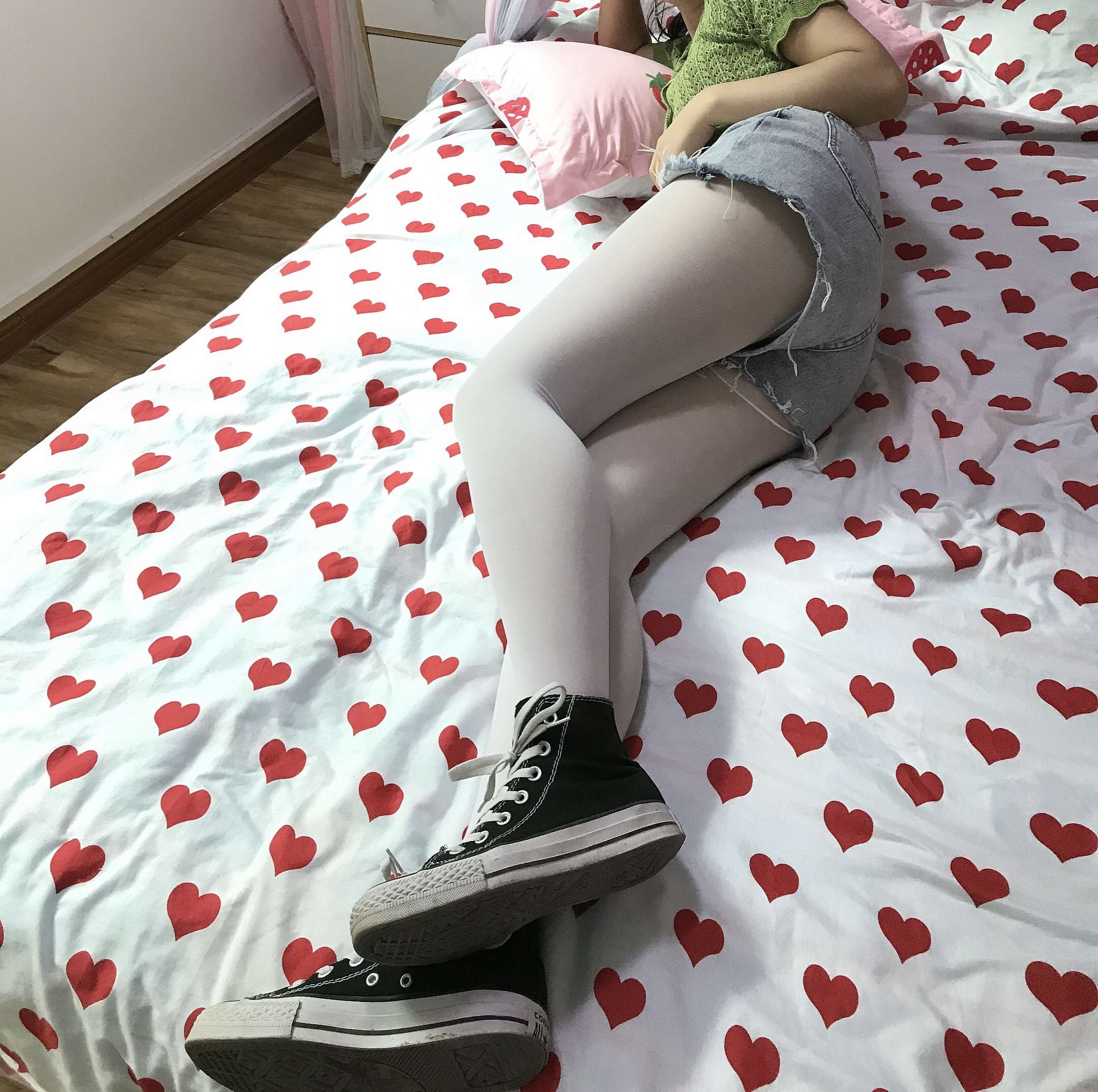 《寝室里的帆布鞋の丝袜脚丫》作品图