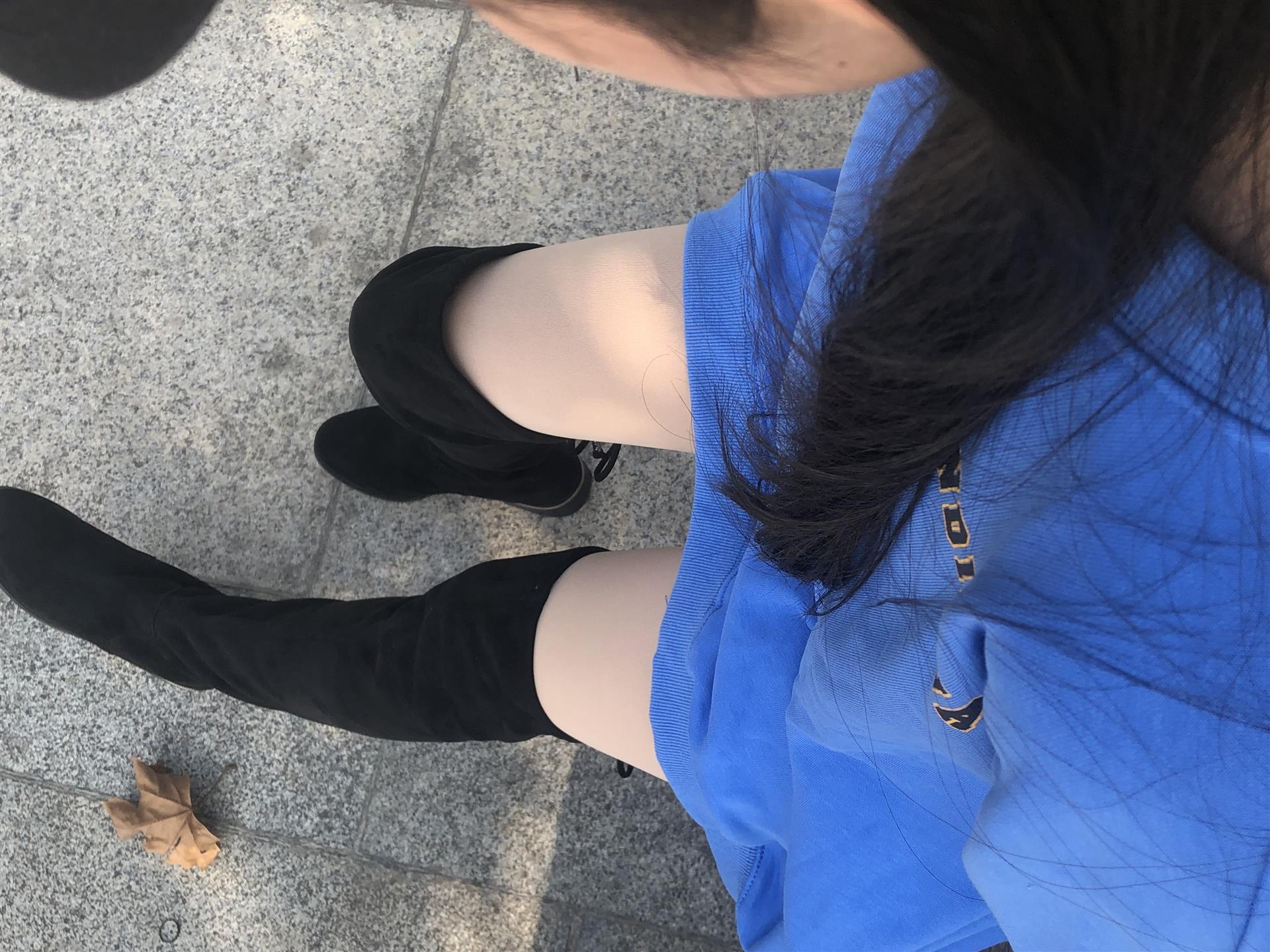 《小姐姐长靴丝袜脚丫+1个视频》作品图