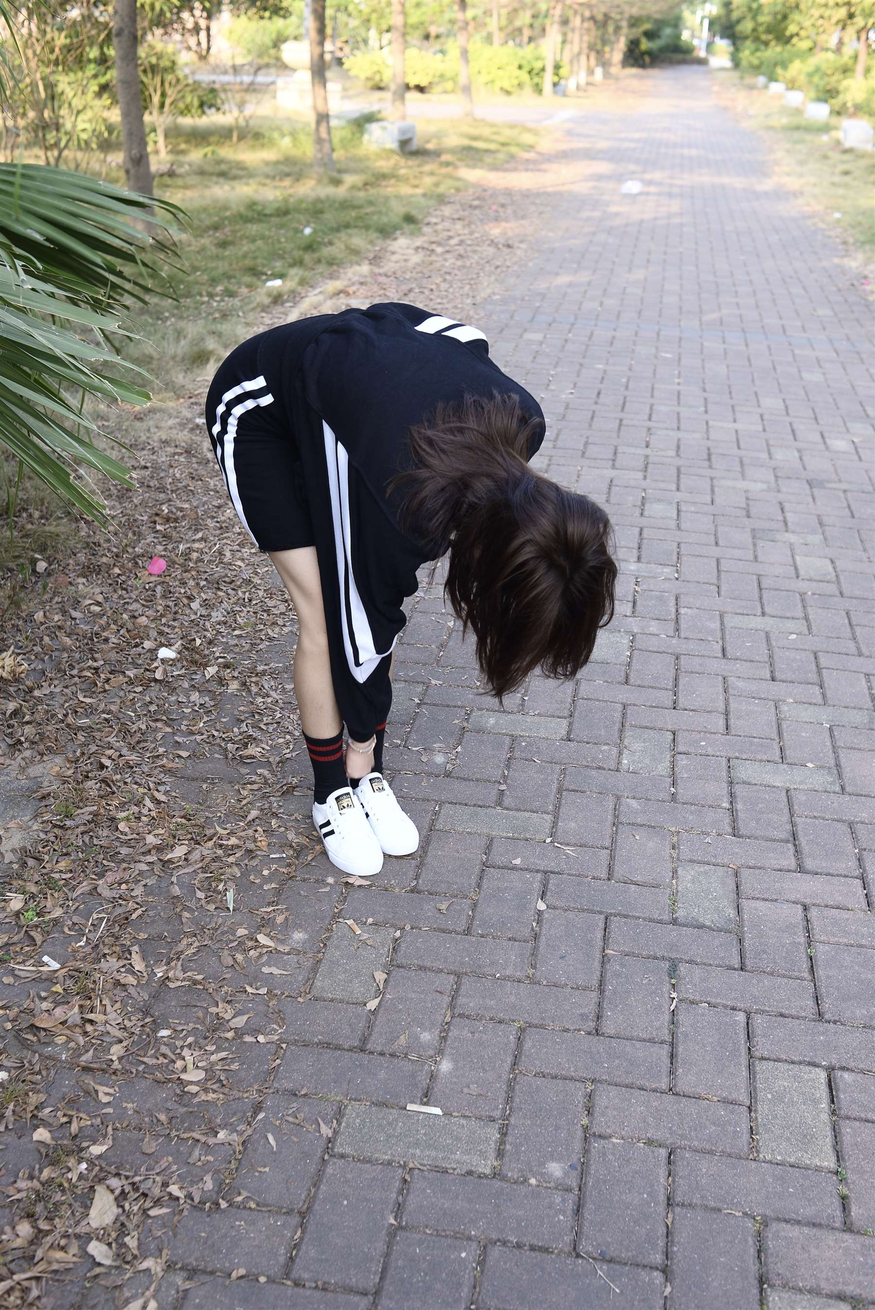 《板鞋の黑长袜少女》作品图