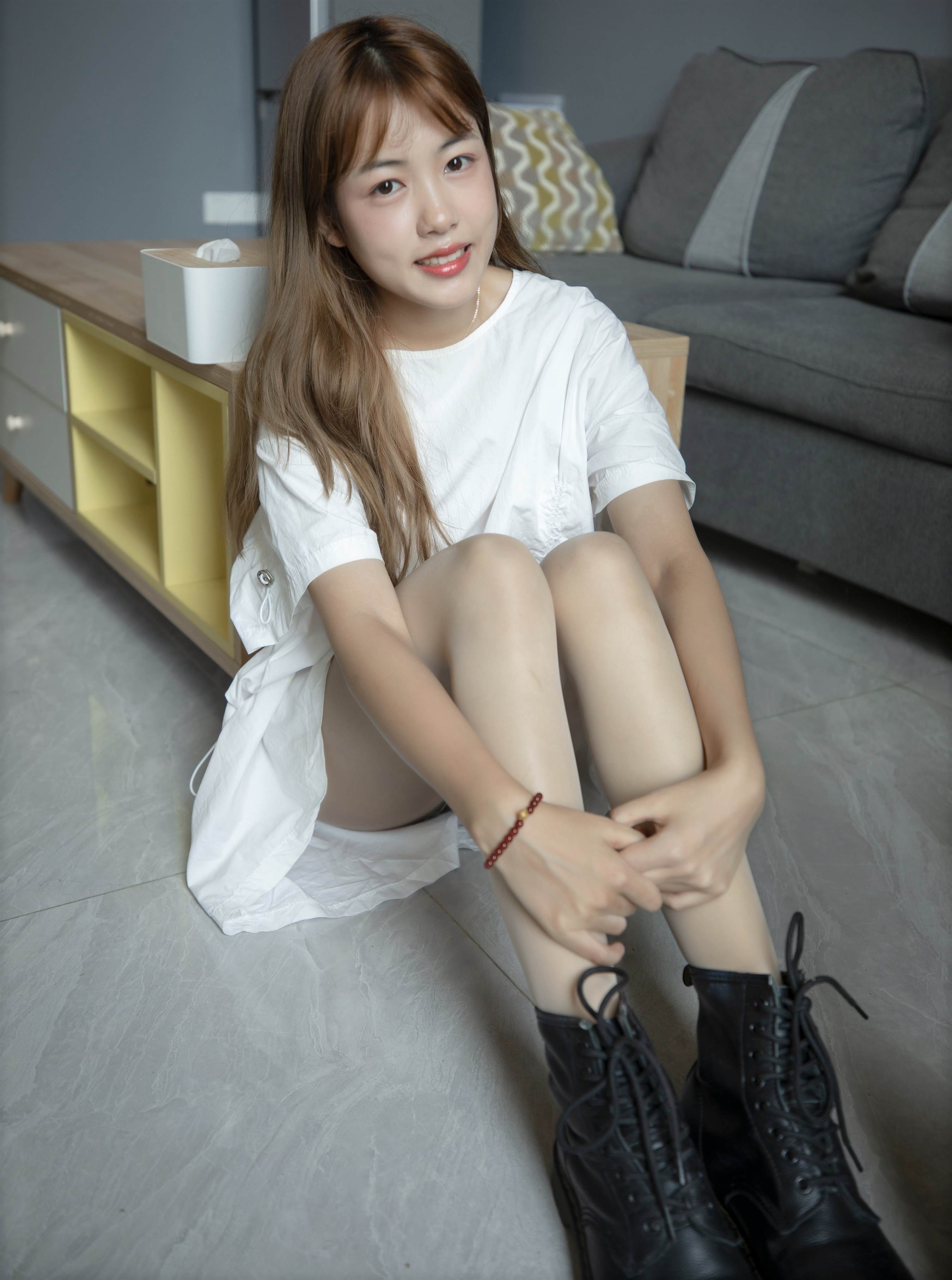 《白色连衣裙の肉丝脚丫》作品图