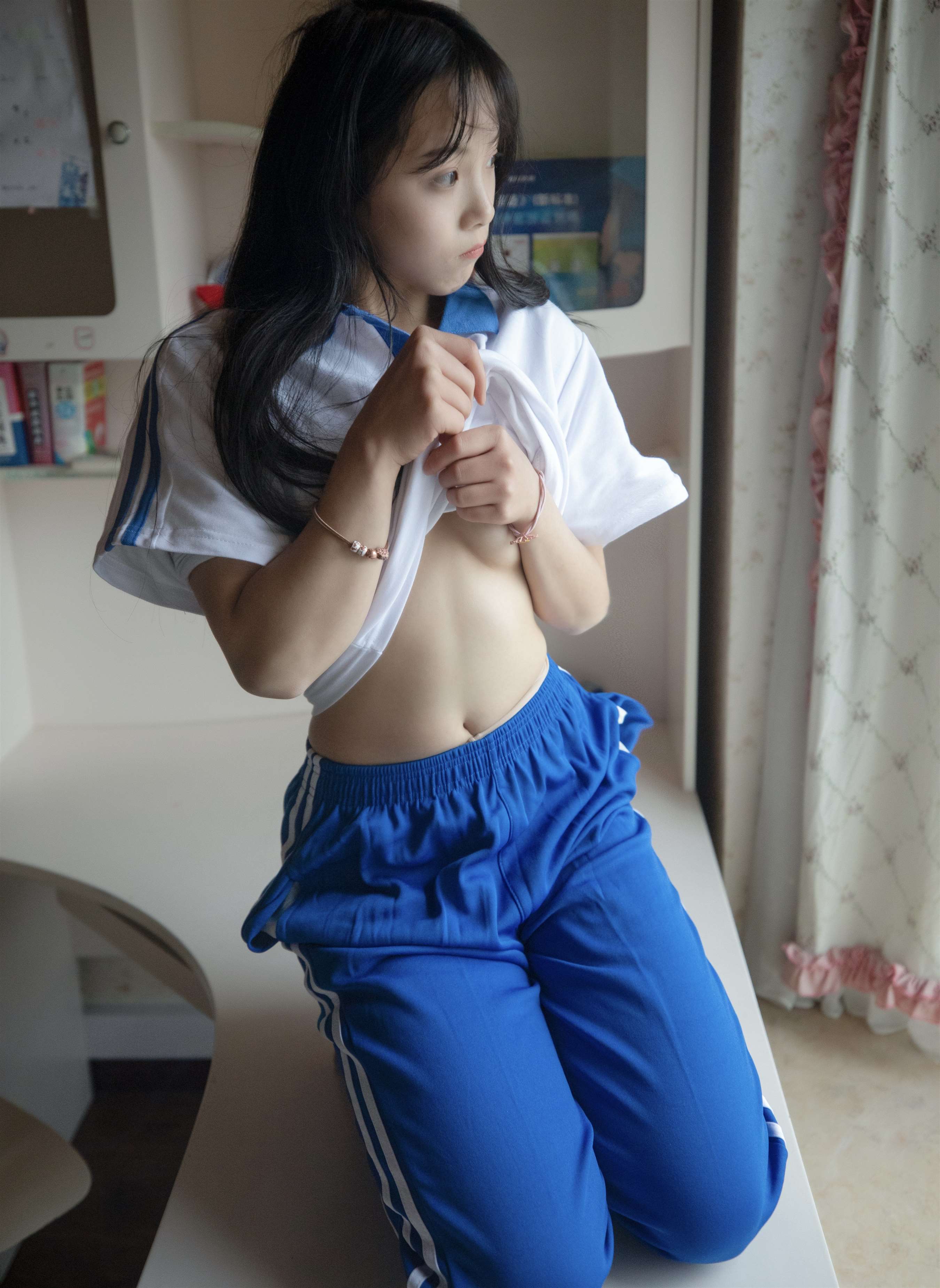 《校服学妹的丝脚丫》作品图