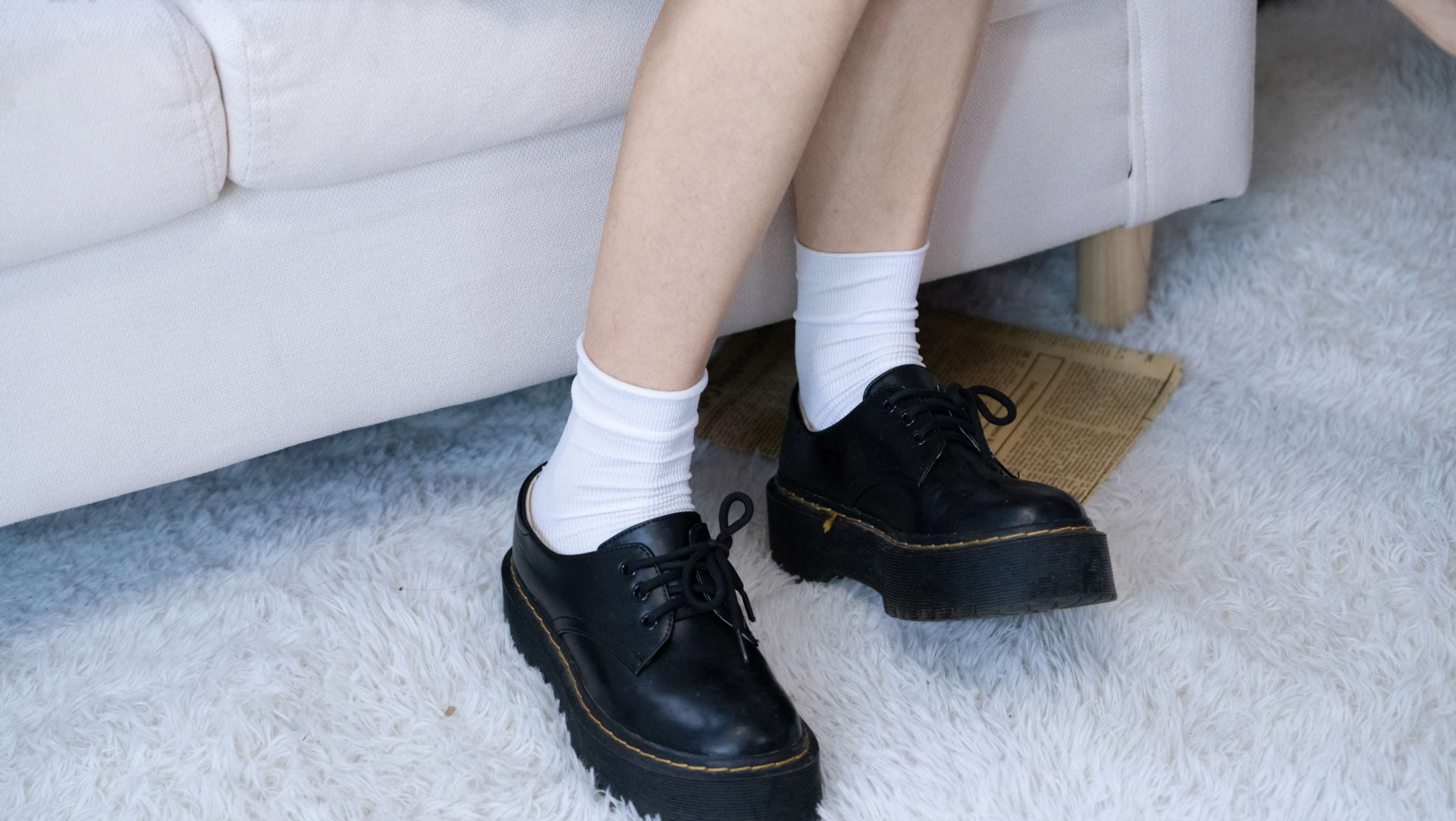 《艺艺-皮鞋白棉袜の裸足》作品图