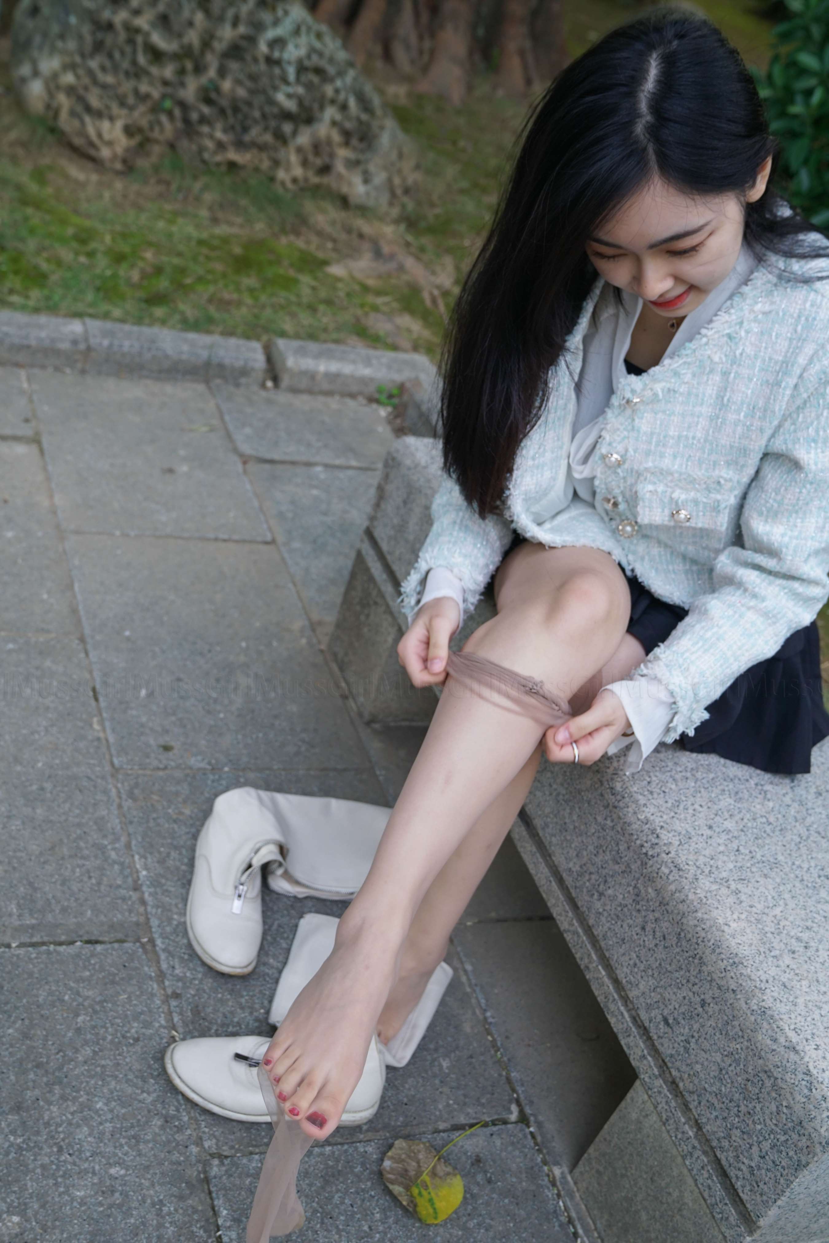 《公园石板凳上小姐姐的肉丝脚丫》作品图