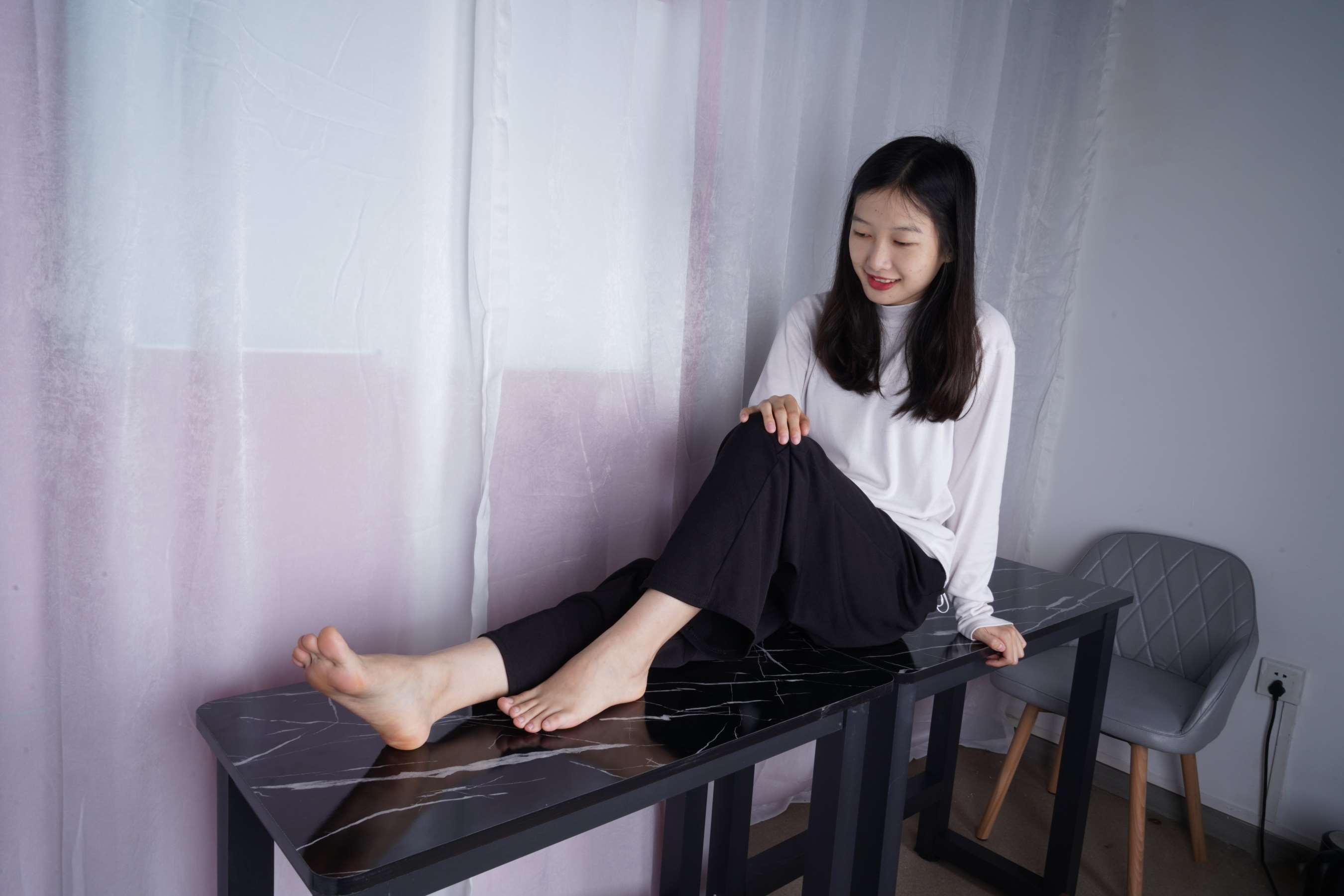 《燕玲展示嫩足》作品图