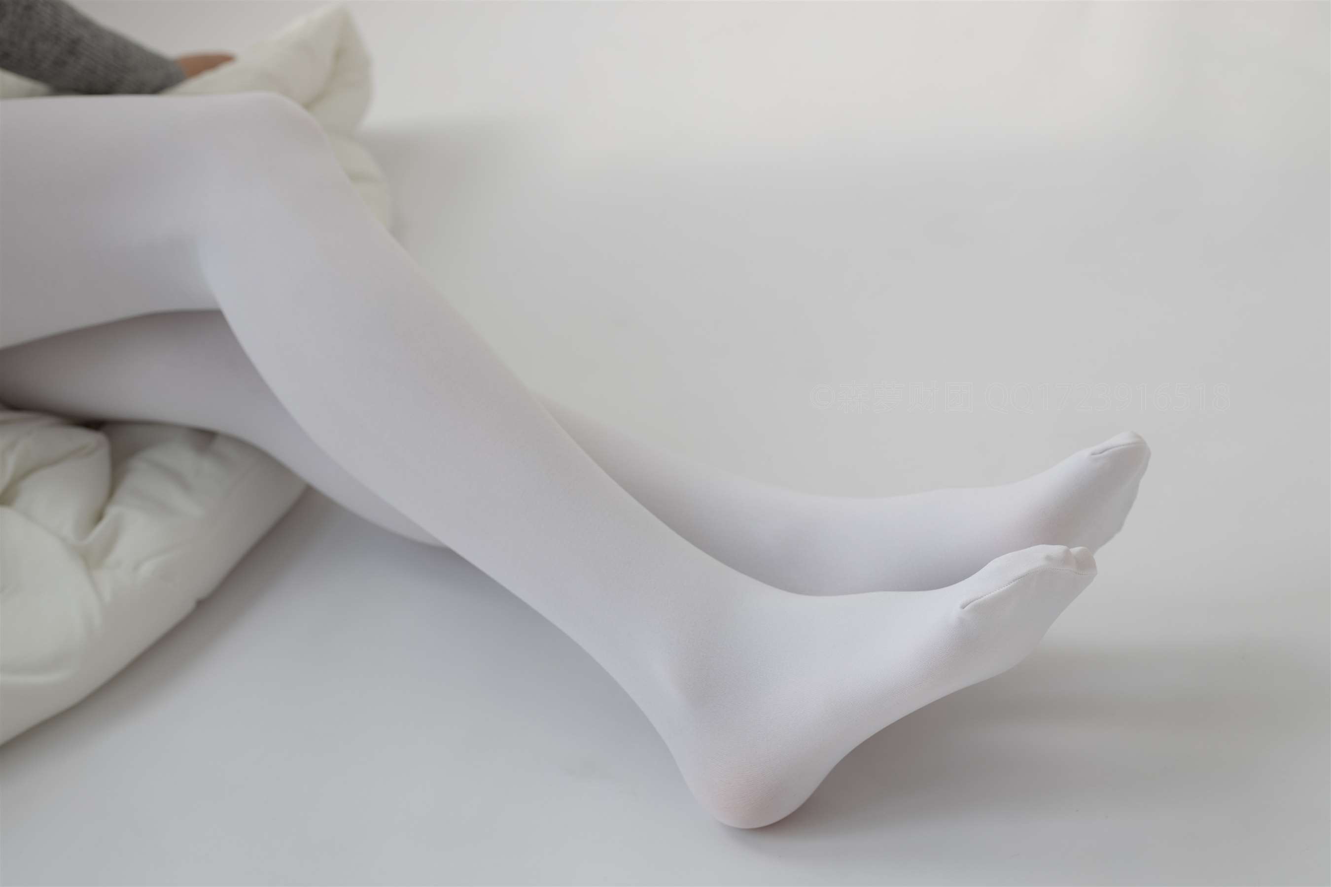 《毛衣の白丝脚丫》作品图