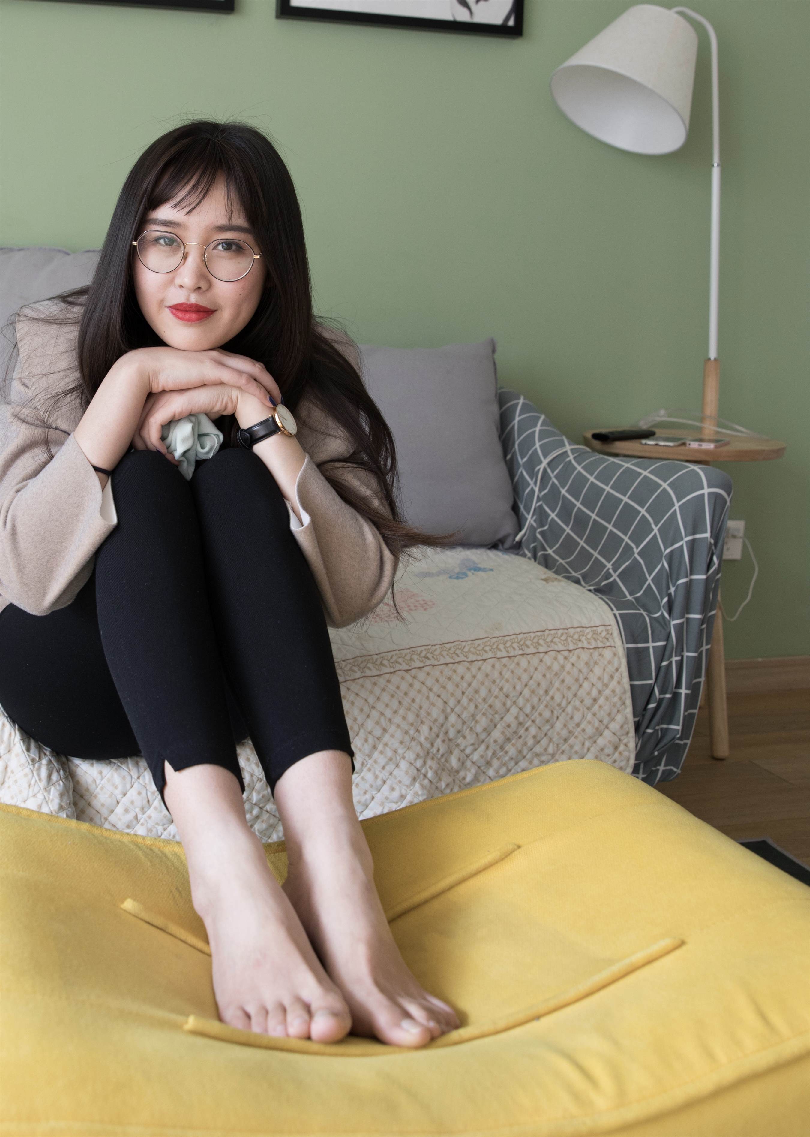 《眼镜妹的运动鞋の棉袜脚丫+视频1个》作品图