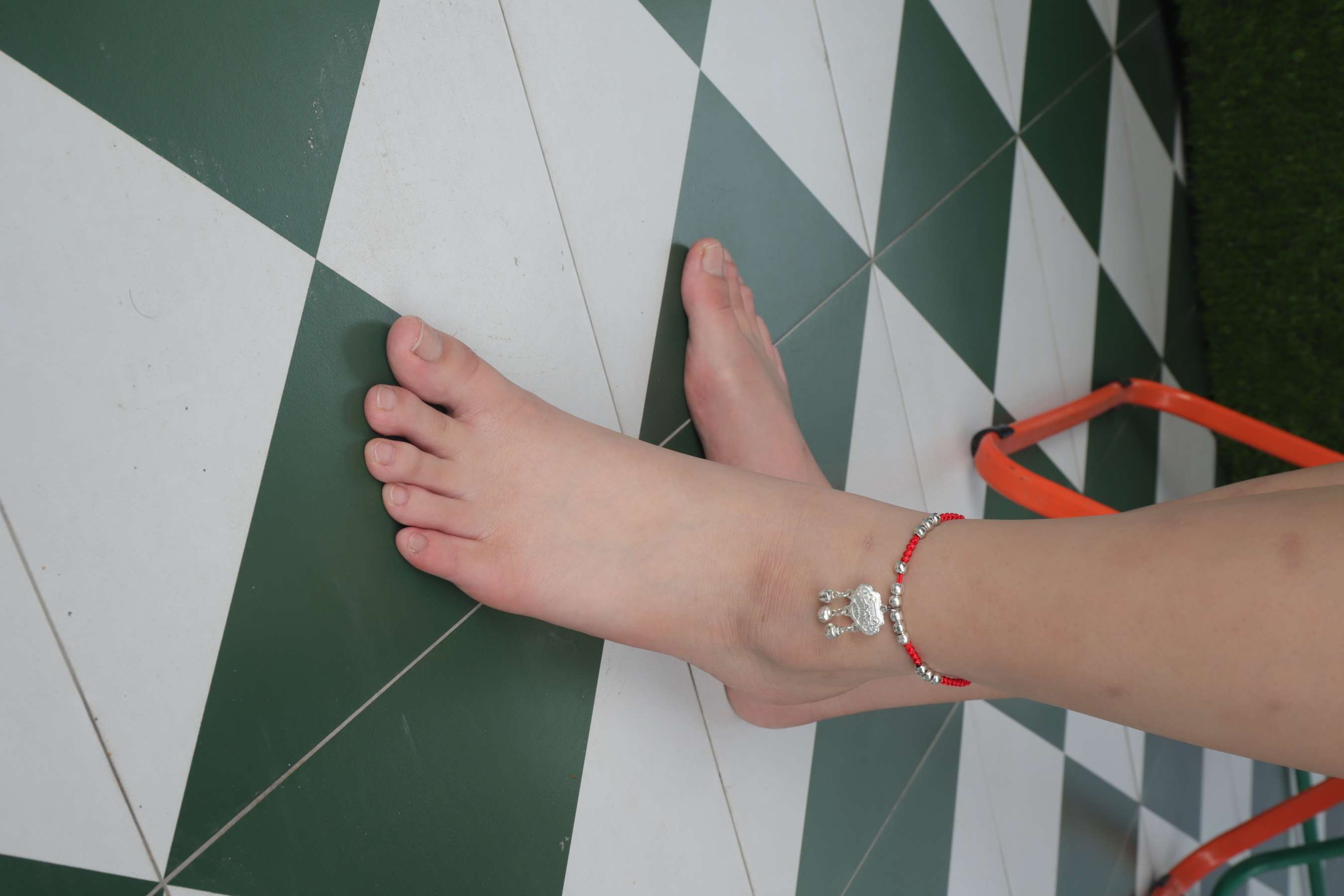 《大学生女神素萍的38码修长脚丫》作品图