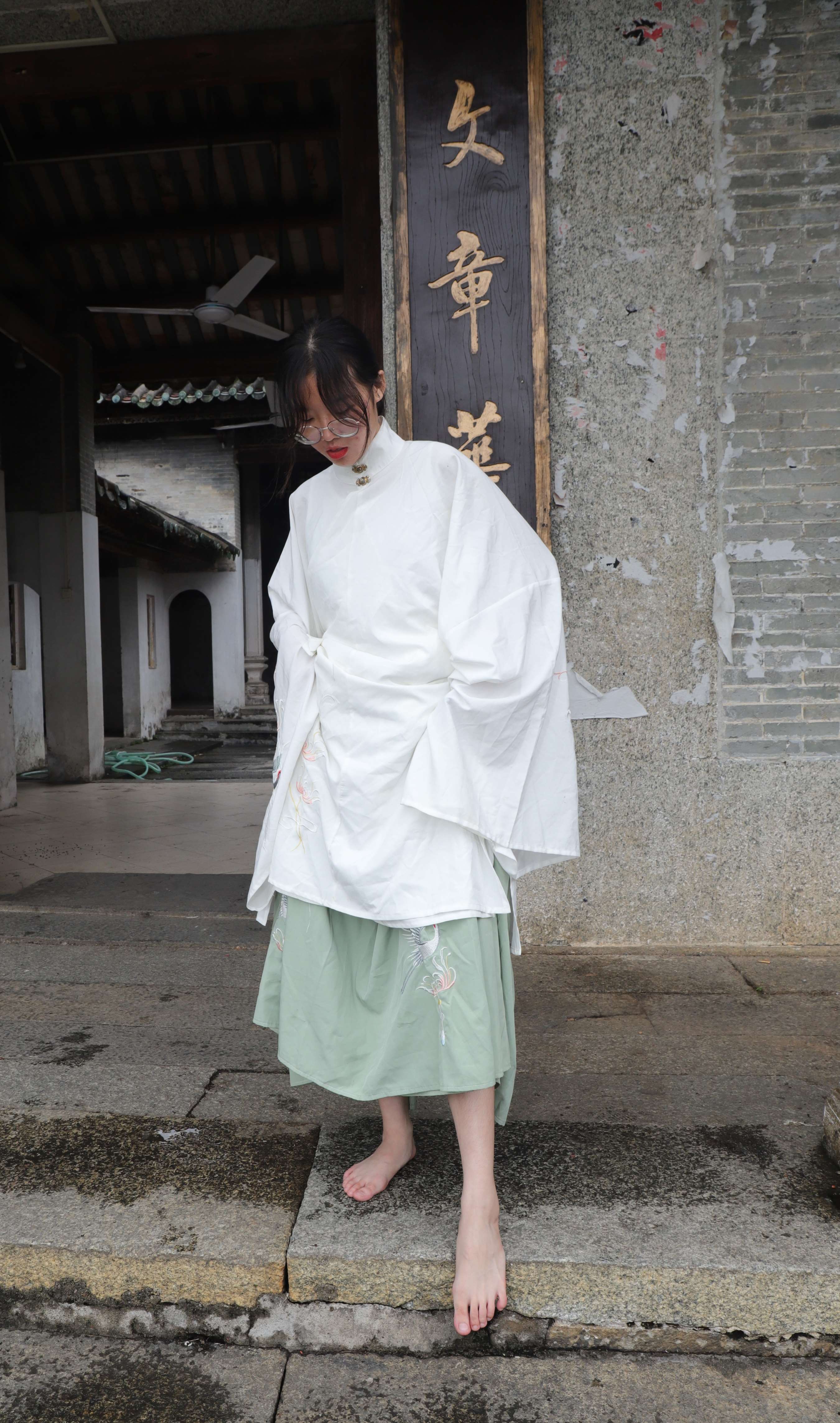 《珊珊学姐穿上汉服在古镇赤脚玩耍》作品图