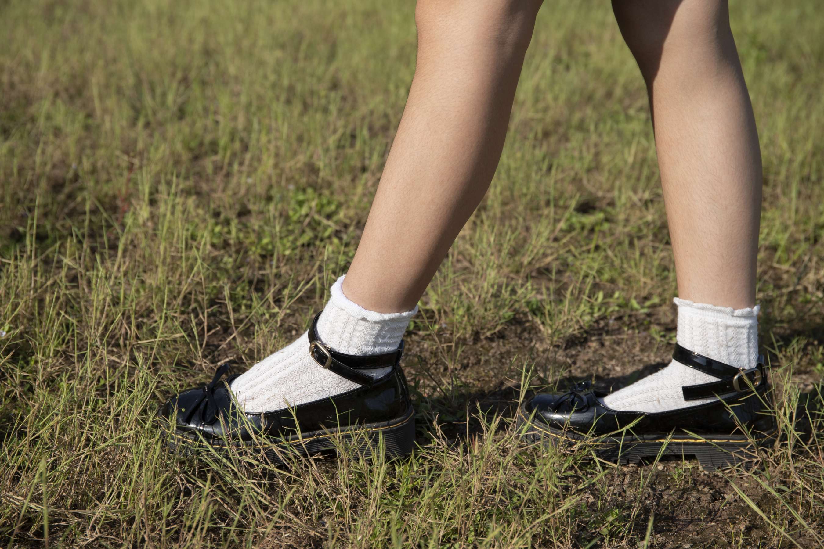 《仙女静儿游山玩水全纪录，脱鞋秀脚丫【套图+4K视频】》作品图