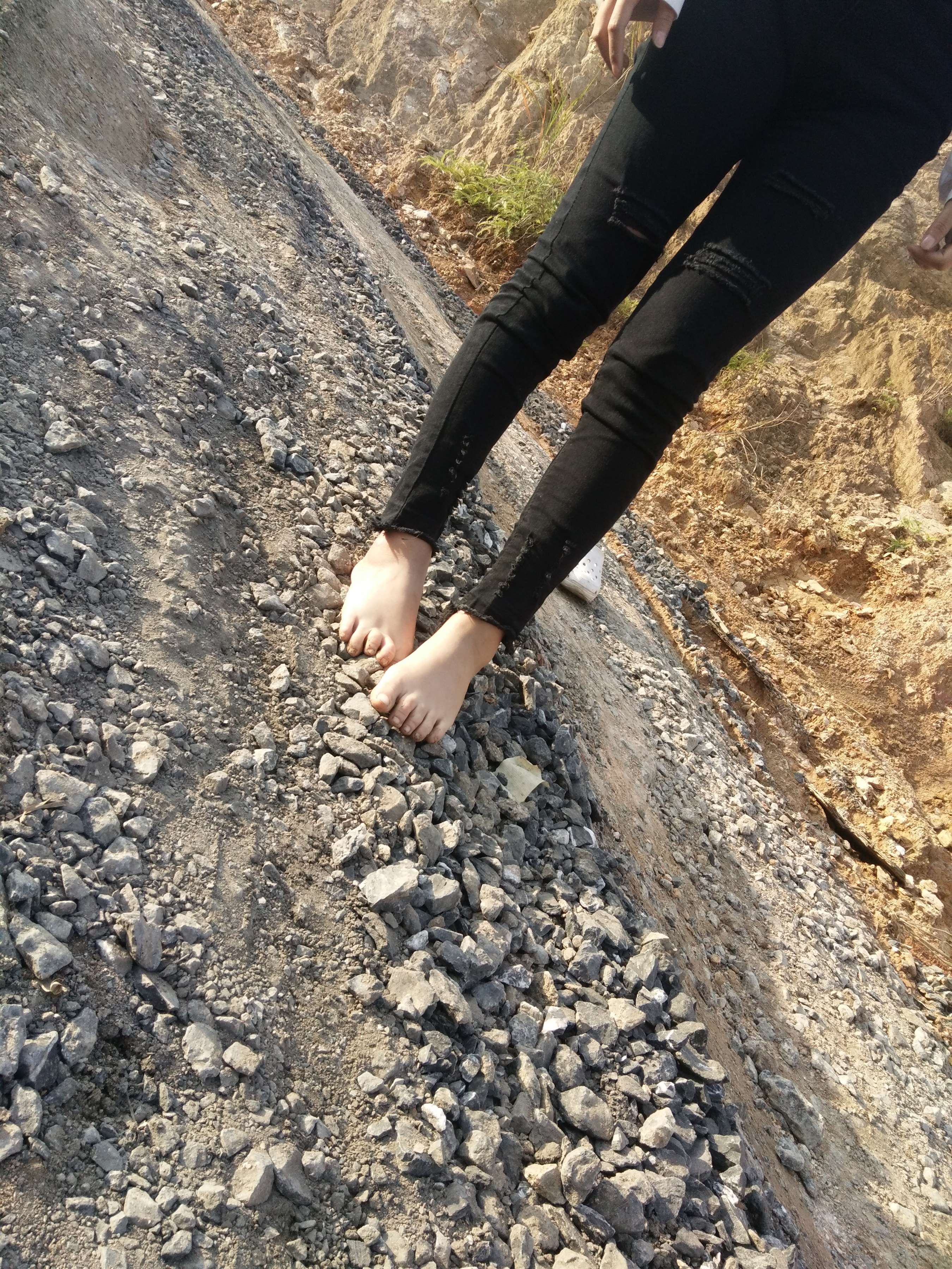 《粉鞋姑娘踩黑泥石子【套图+视频12个】》作品图