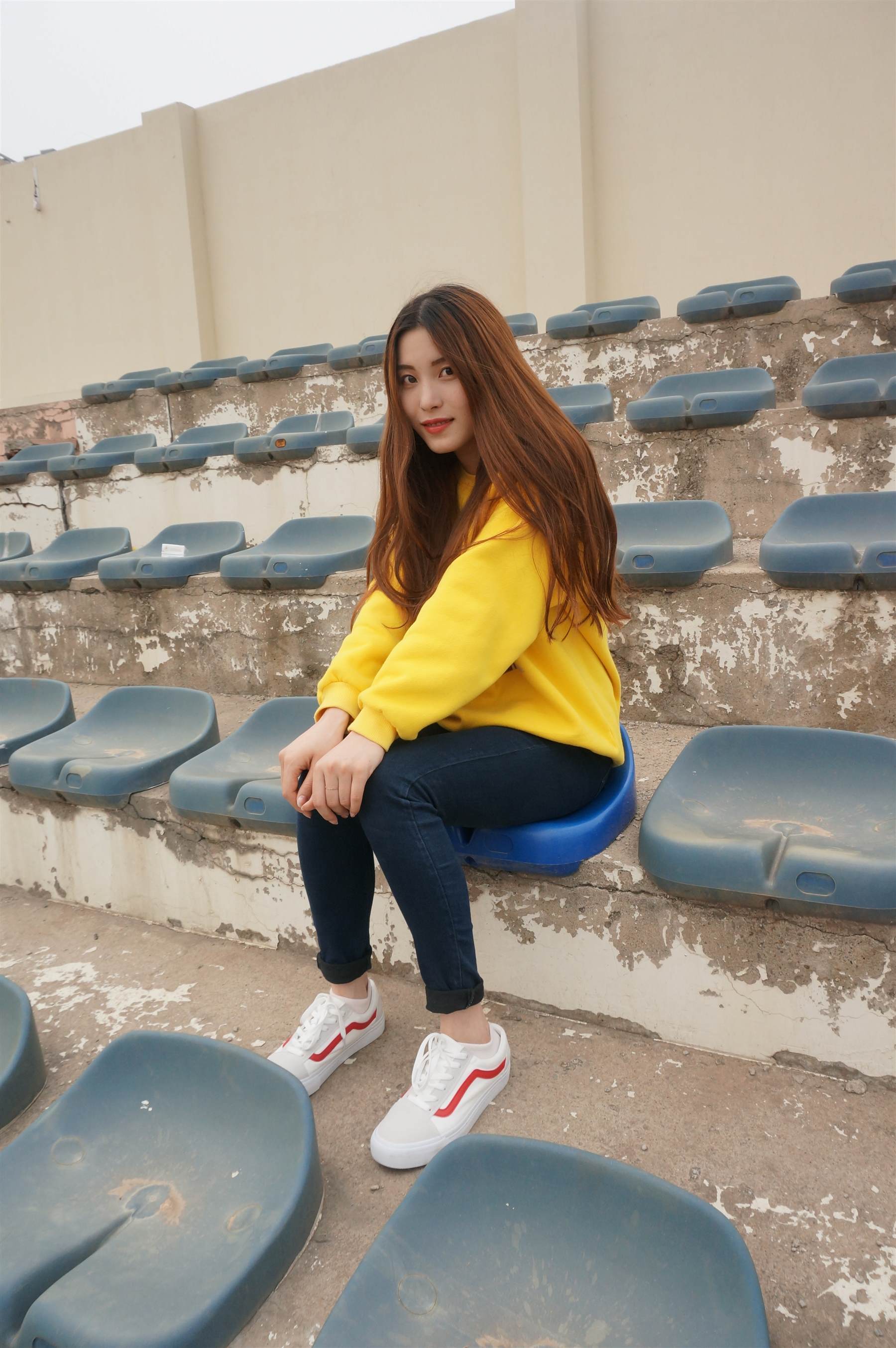 《操场牛仔裤棉袜の裸足脚丫》作品图