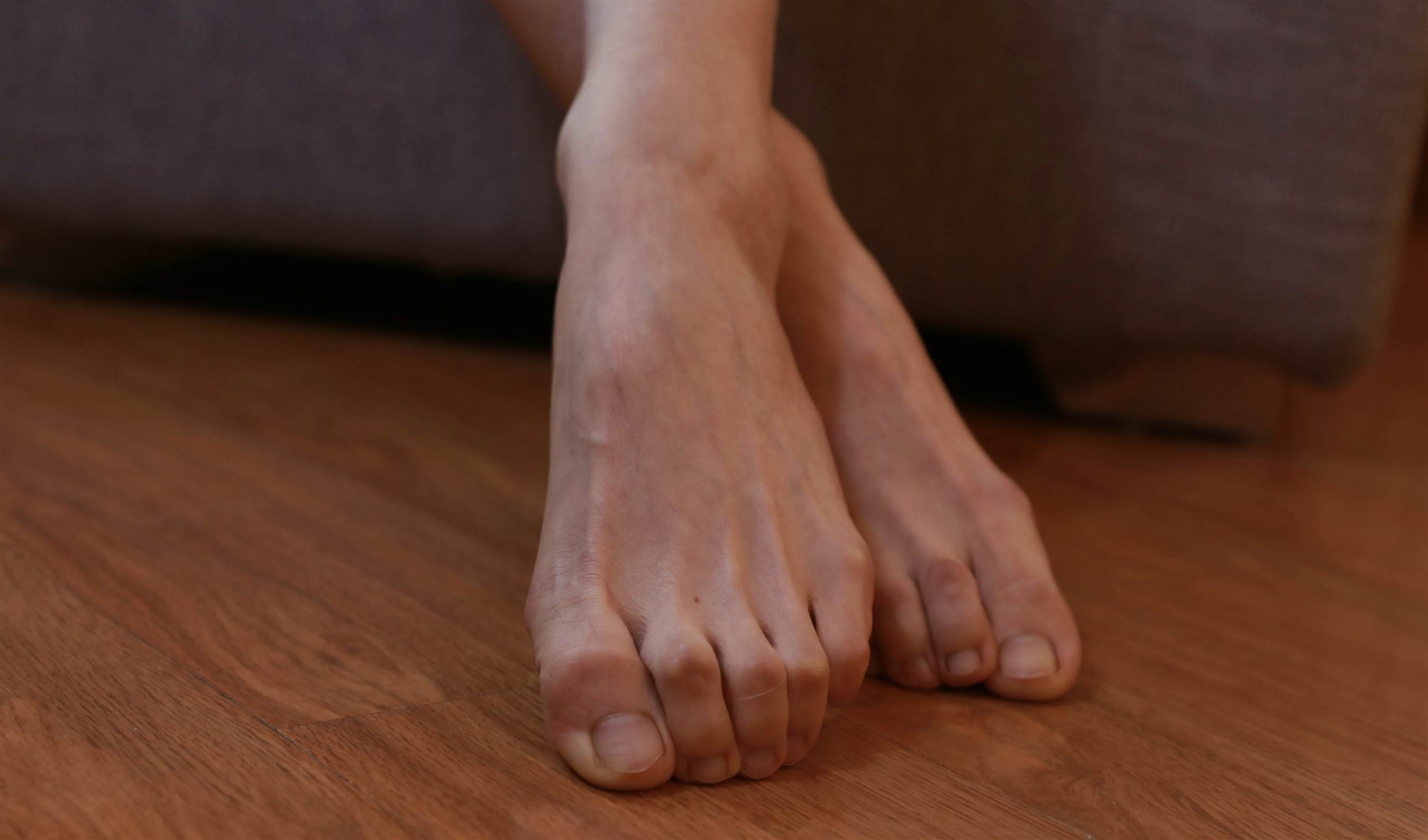 《舞蹈老师的裸足脚丫》作品图