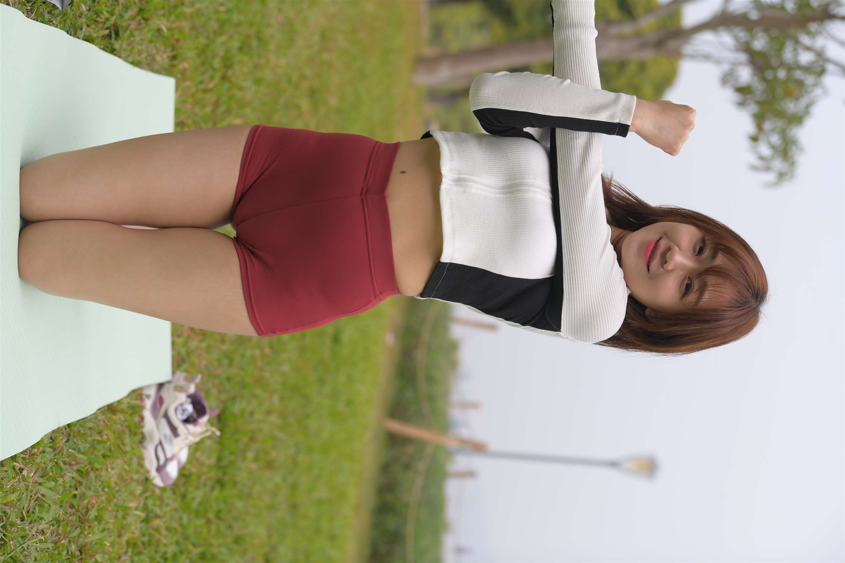 《草坪上练瑜伽》作品图