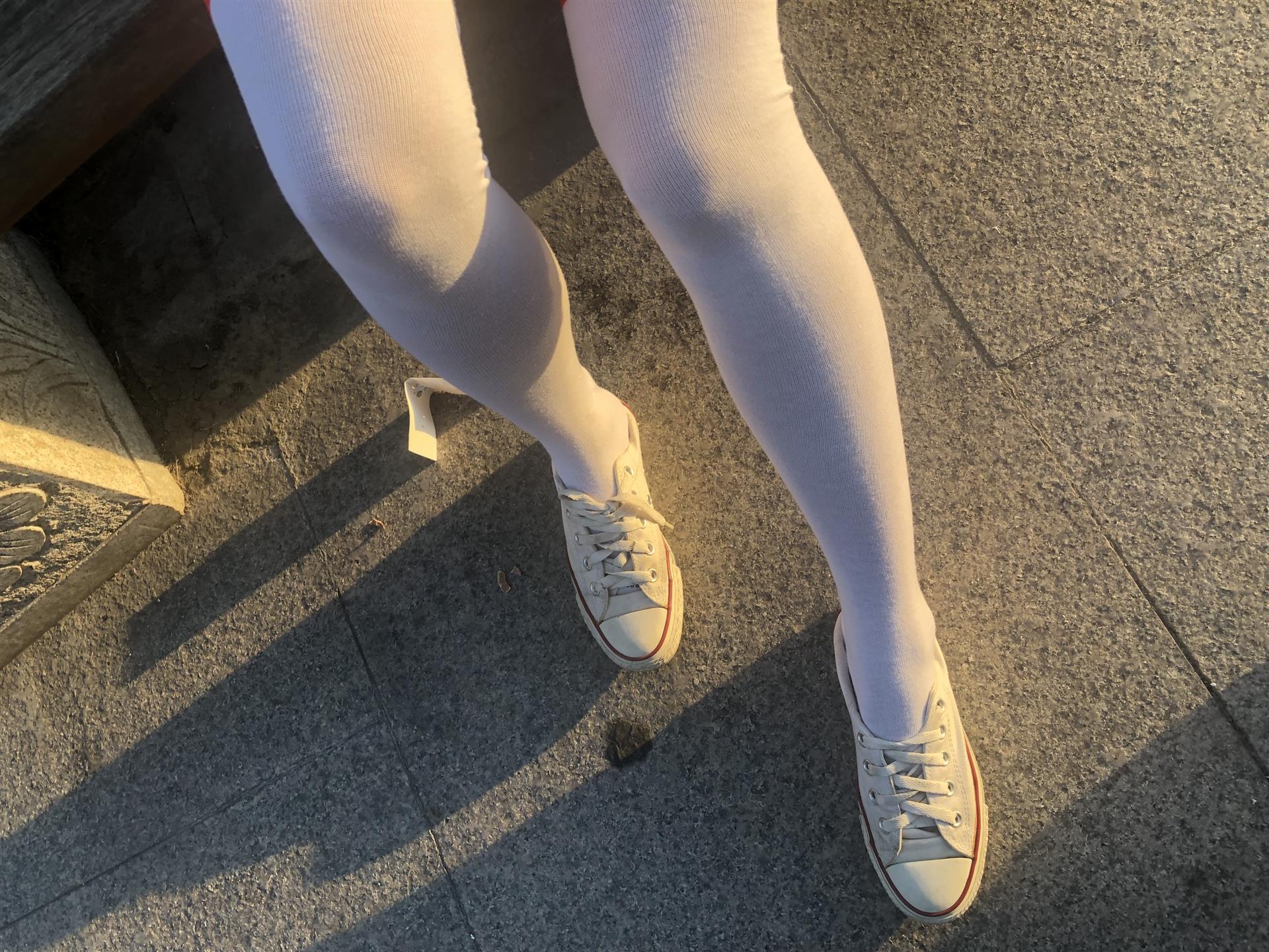 《学姐帆布鞋の长白袜脚丫+3个视频》作品图