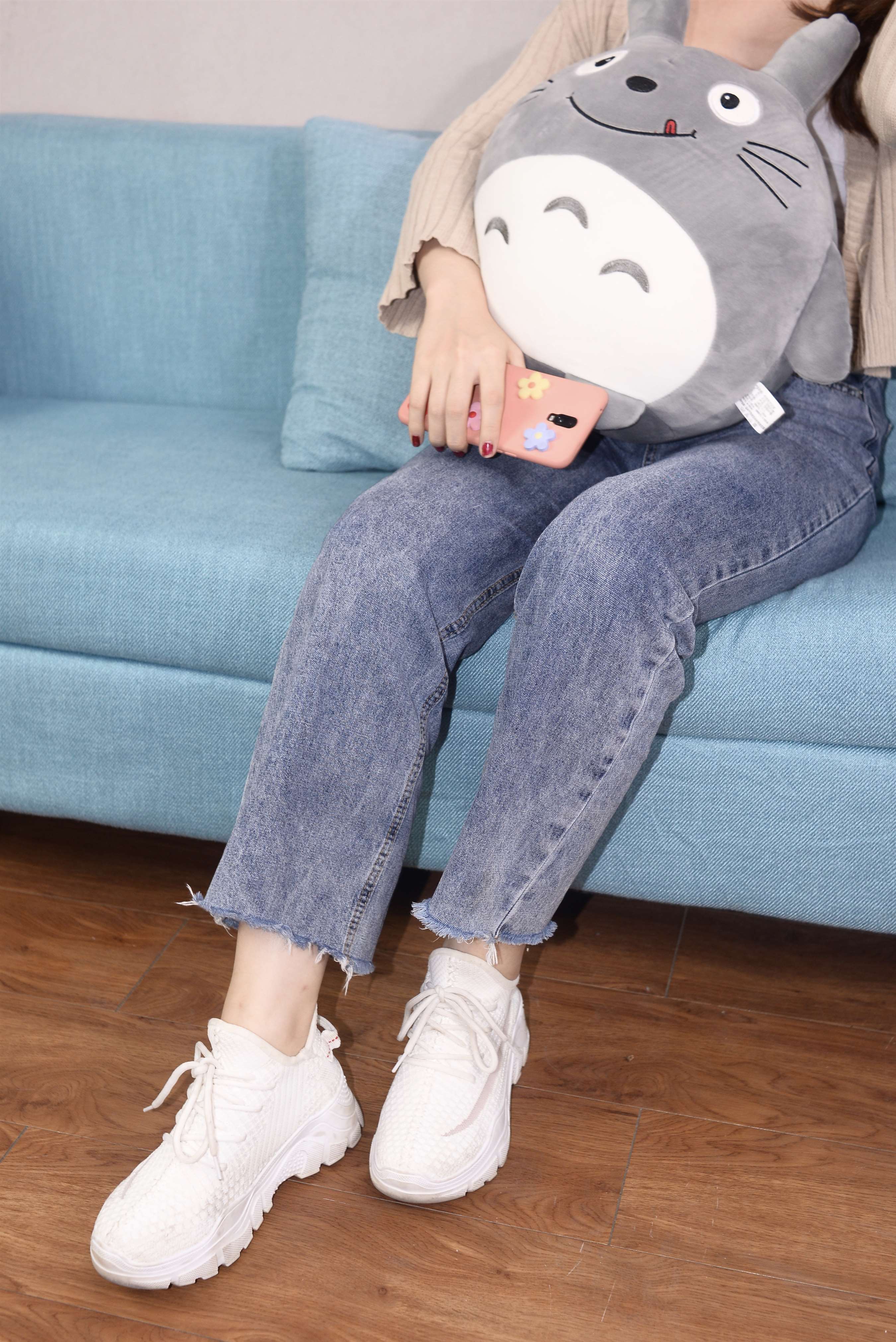 《全程玩手机的小姐姐》作品图