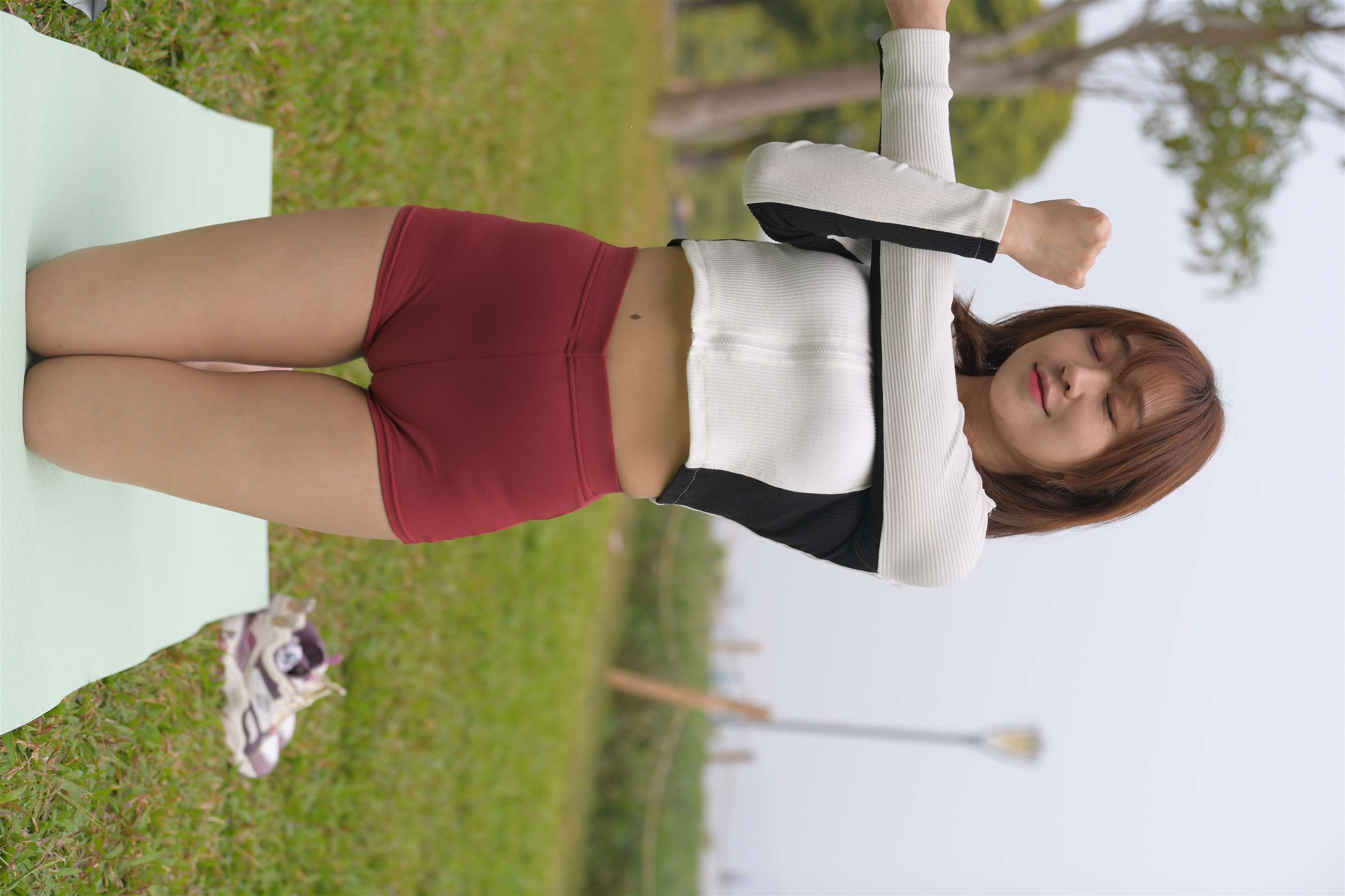 《草坪上练瑜伽》作品图