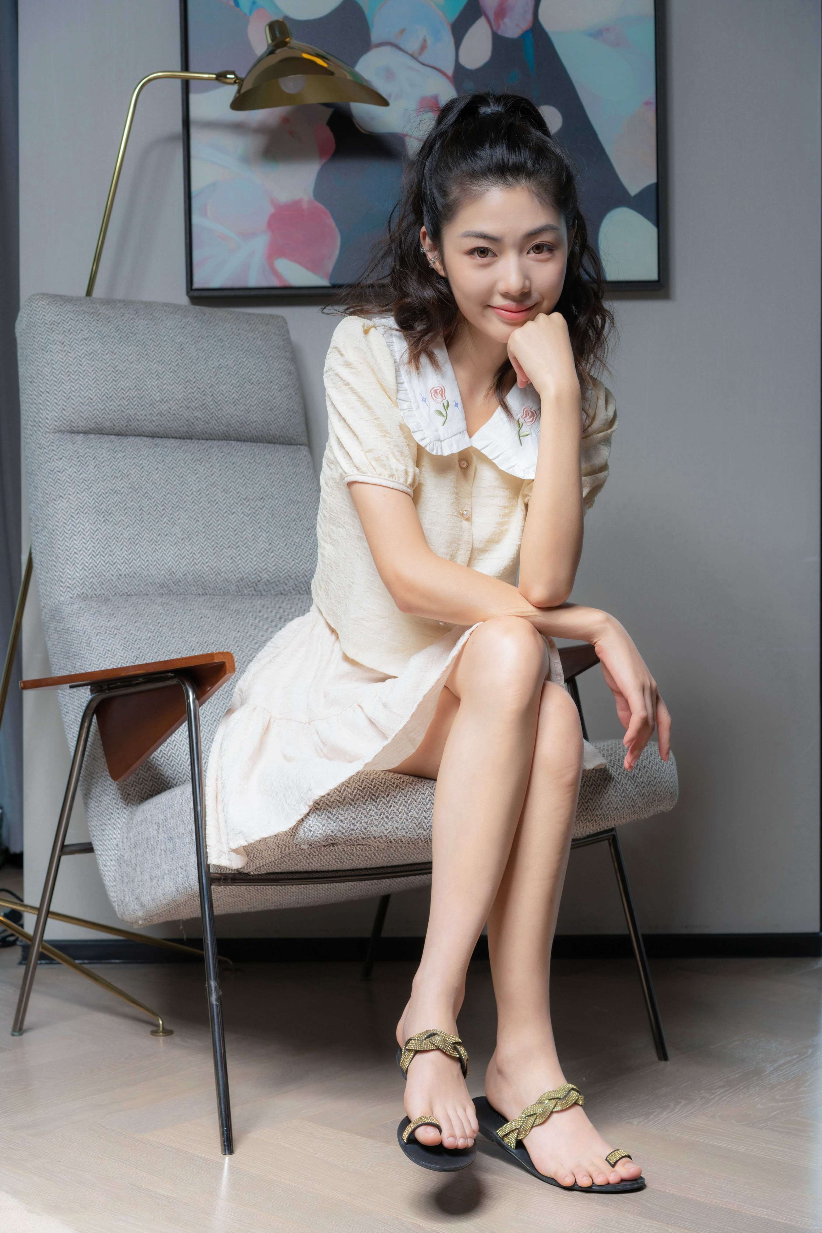 《季轩-穿着淑女裙女生的性感凉拖》作品图