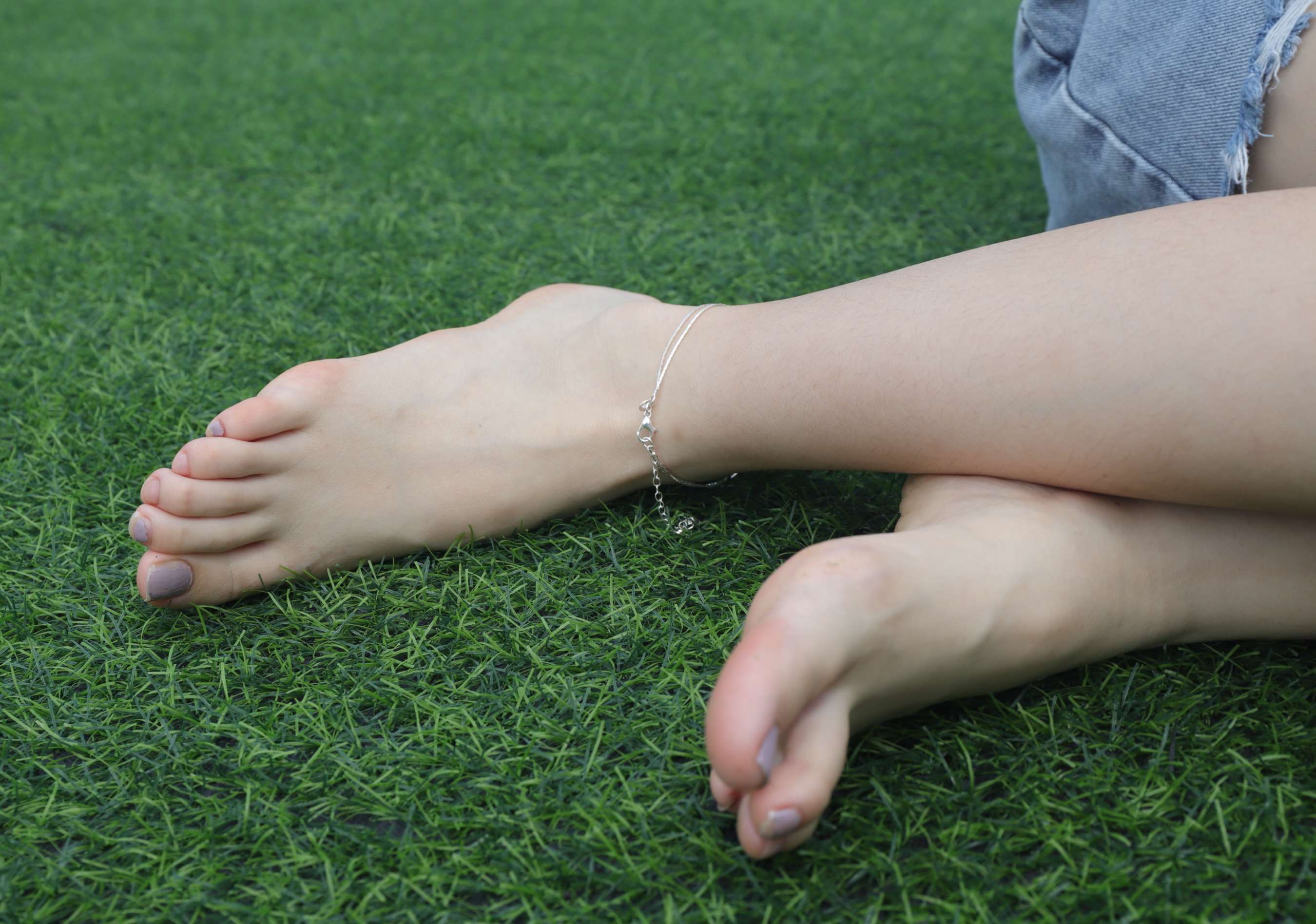 《终于哄得表妹拍了套吊带脚丫图》作品图