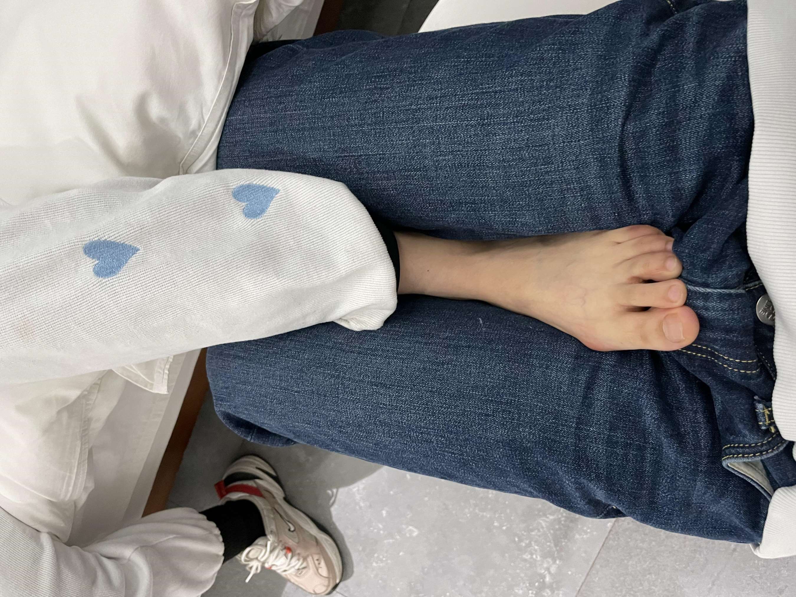 《新认识的校园妹妹，带回酒店把玩她嫩脚！》作品图