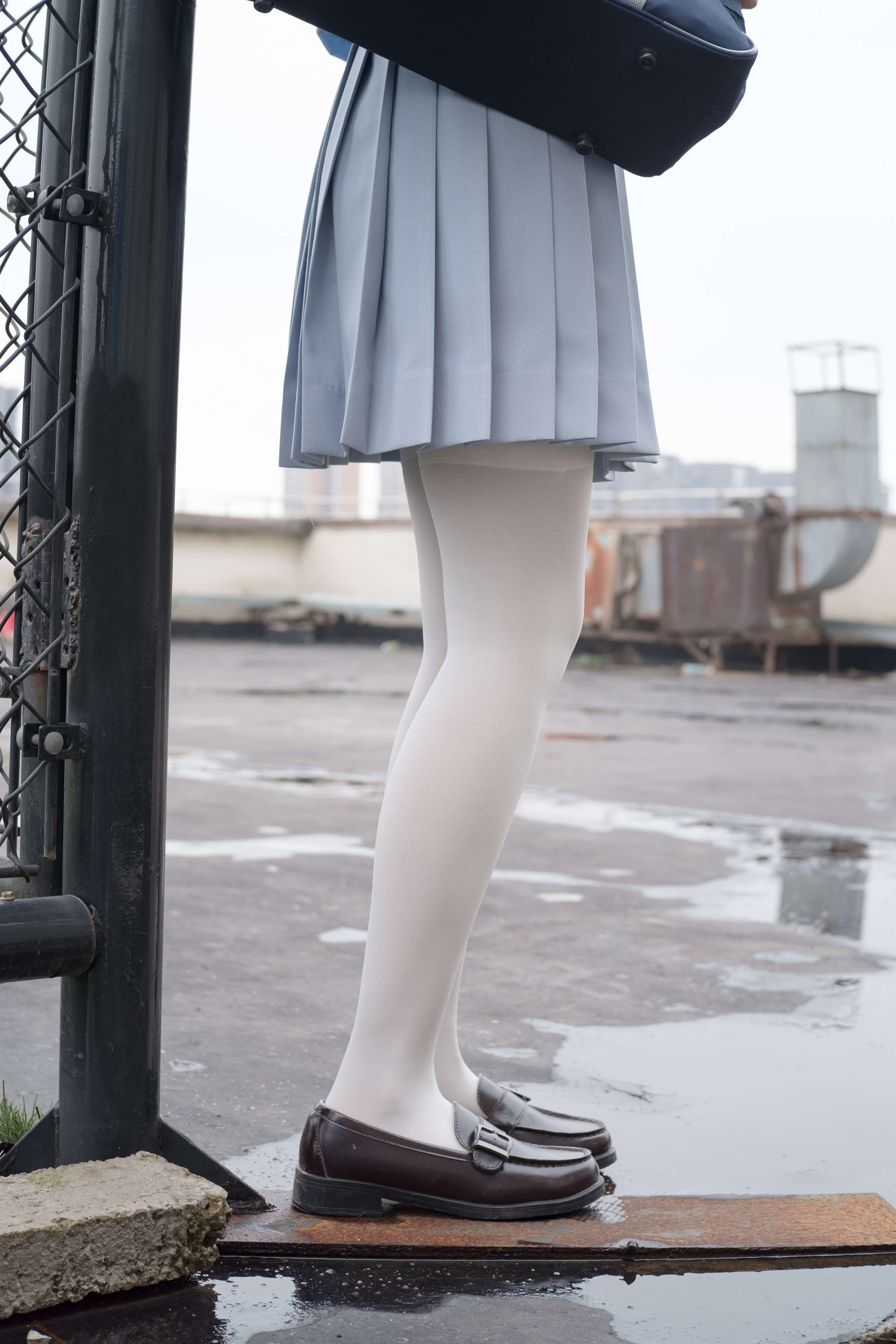 《蓝色JK制服の白丝脚丫》作品图