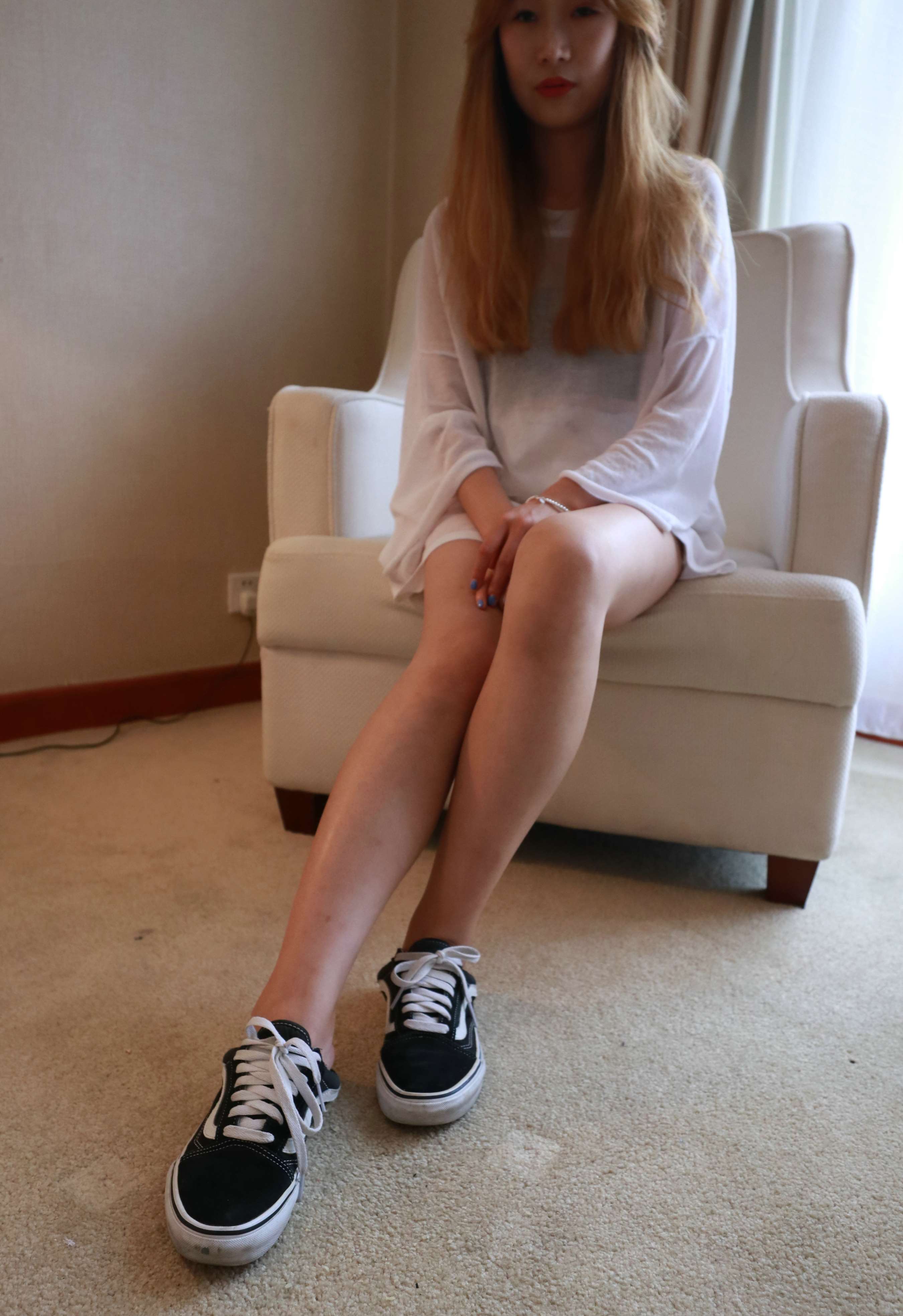 《学妹帆布鞋の赤足》作品图