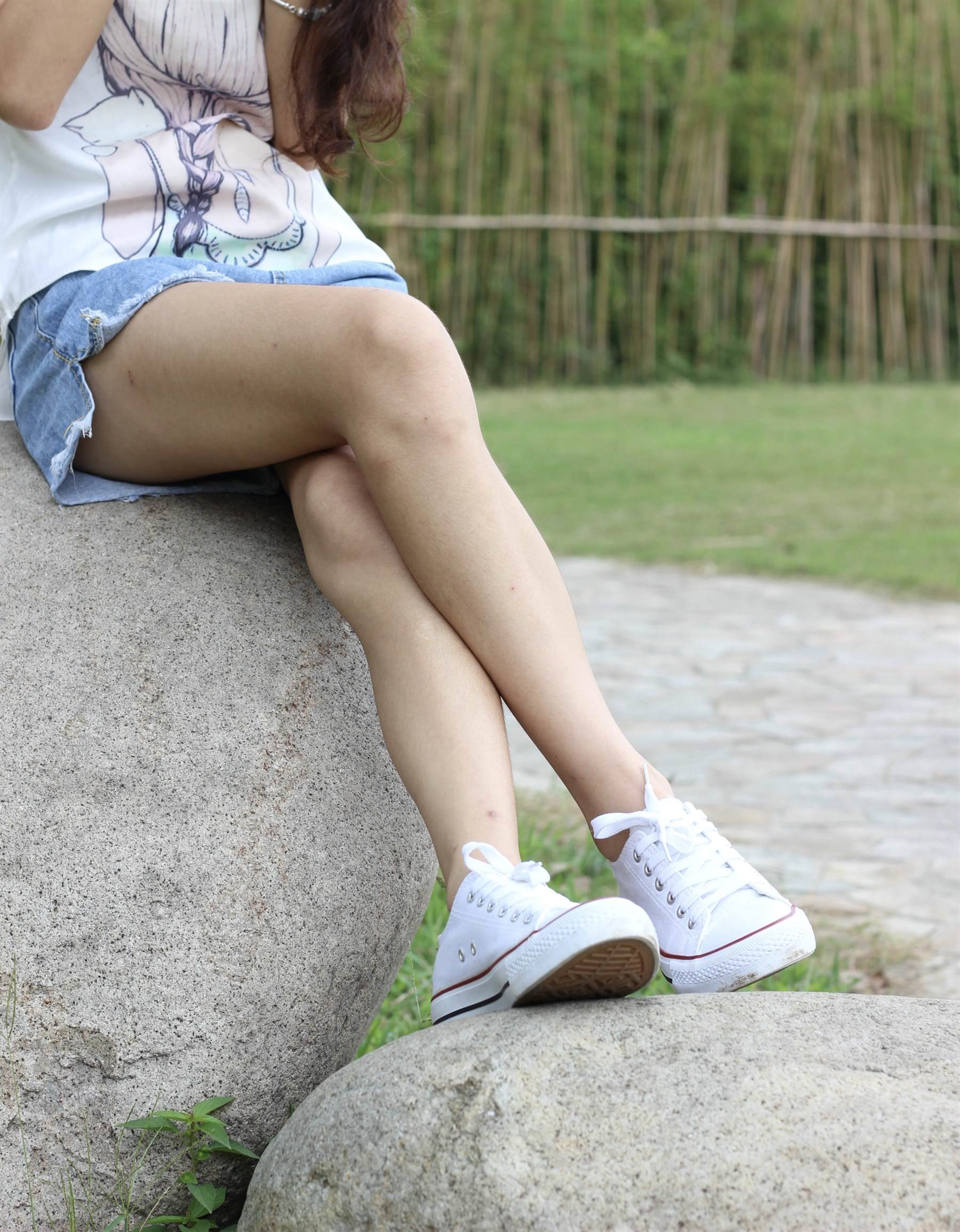 《学妹热裤帆布鞋の船袜脚丫》作品图