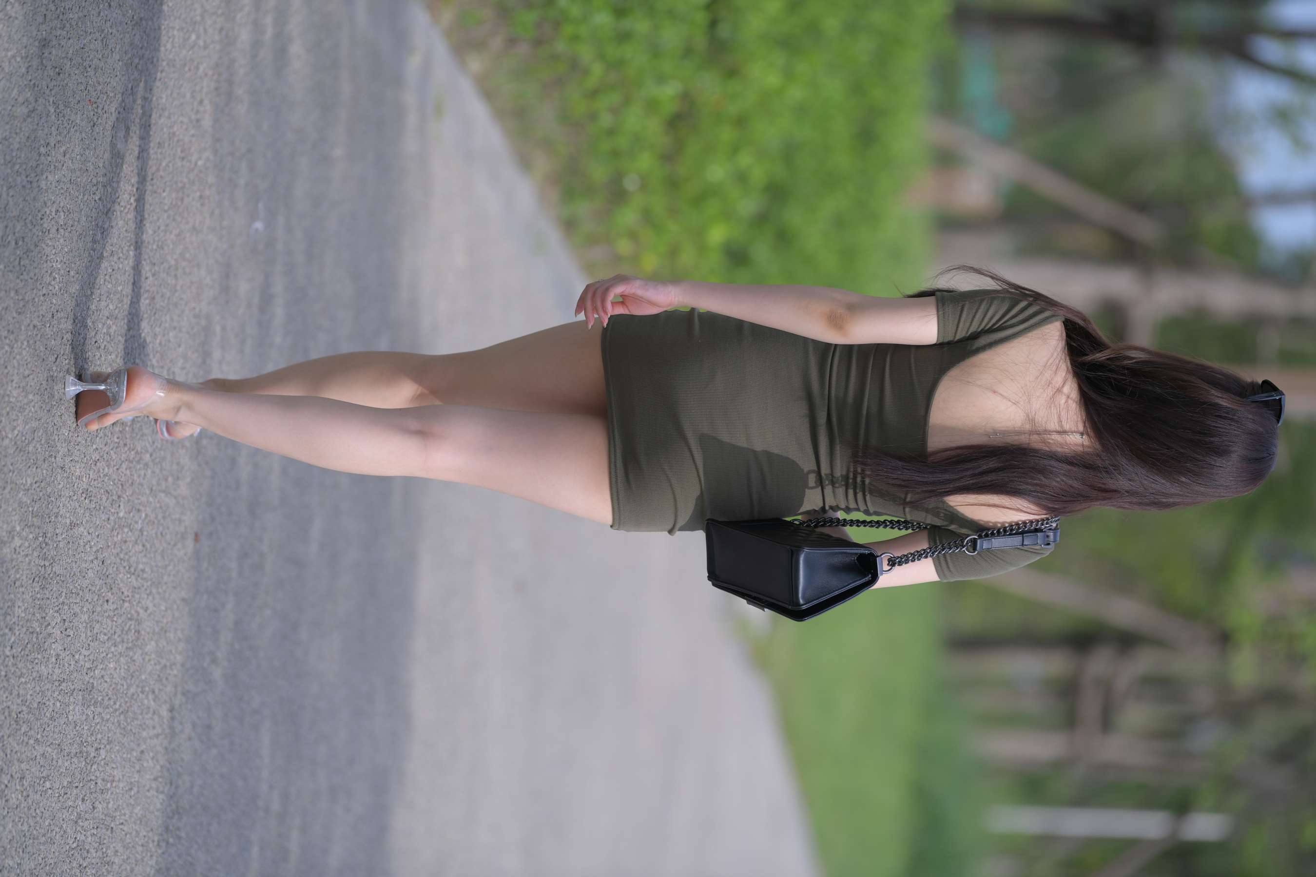 《少女短高跟赤足》作品图