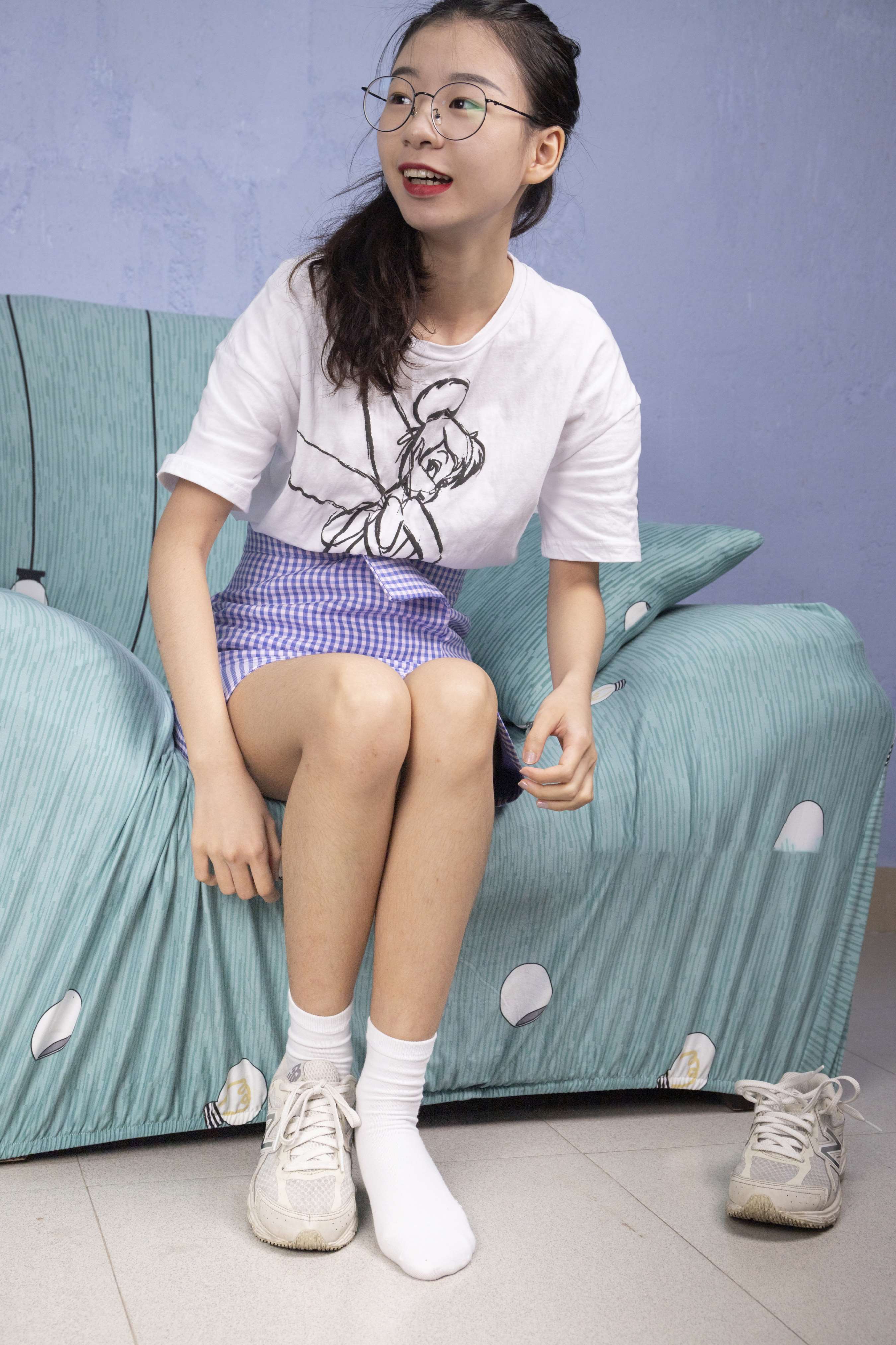 《婵婵脱掉鞋子棉袜秀性感原味美脚量脚》作品图