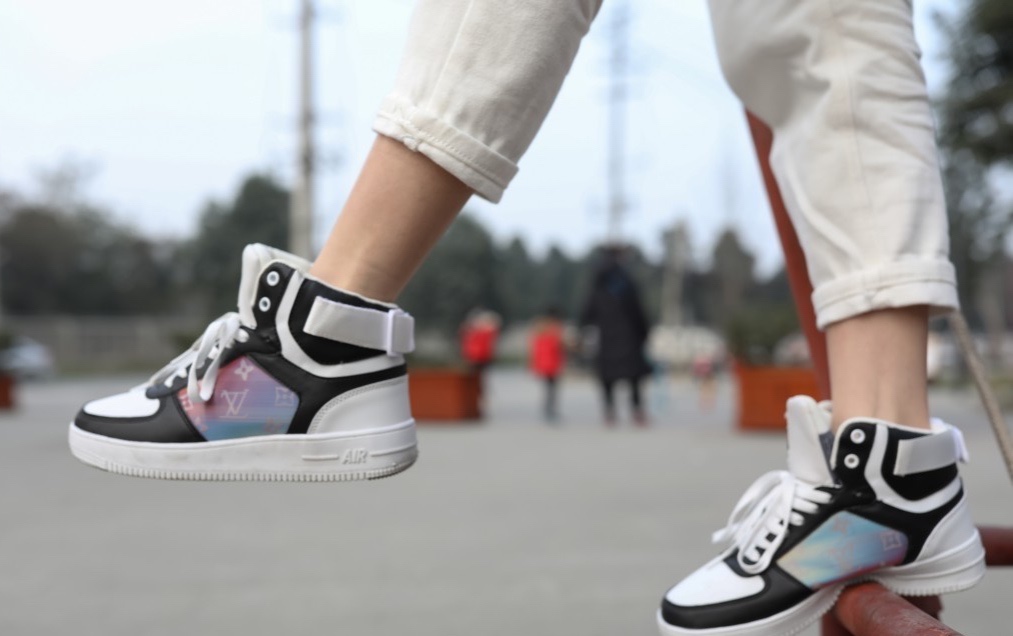 《球鞋の棉袜脚》作品图