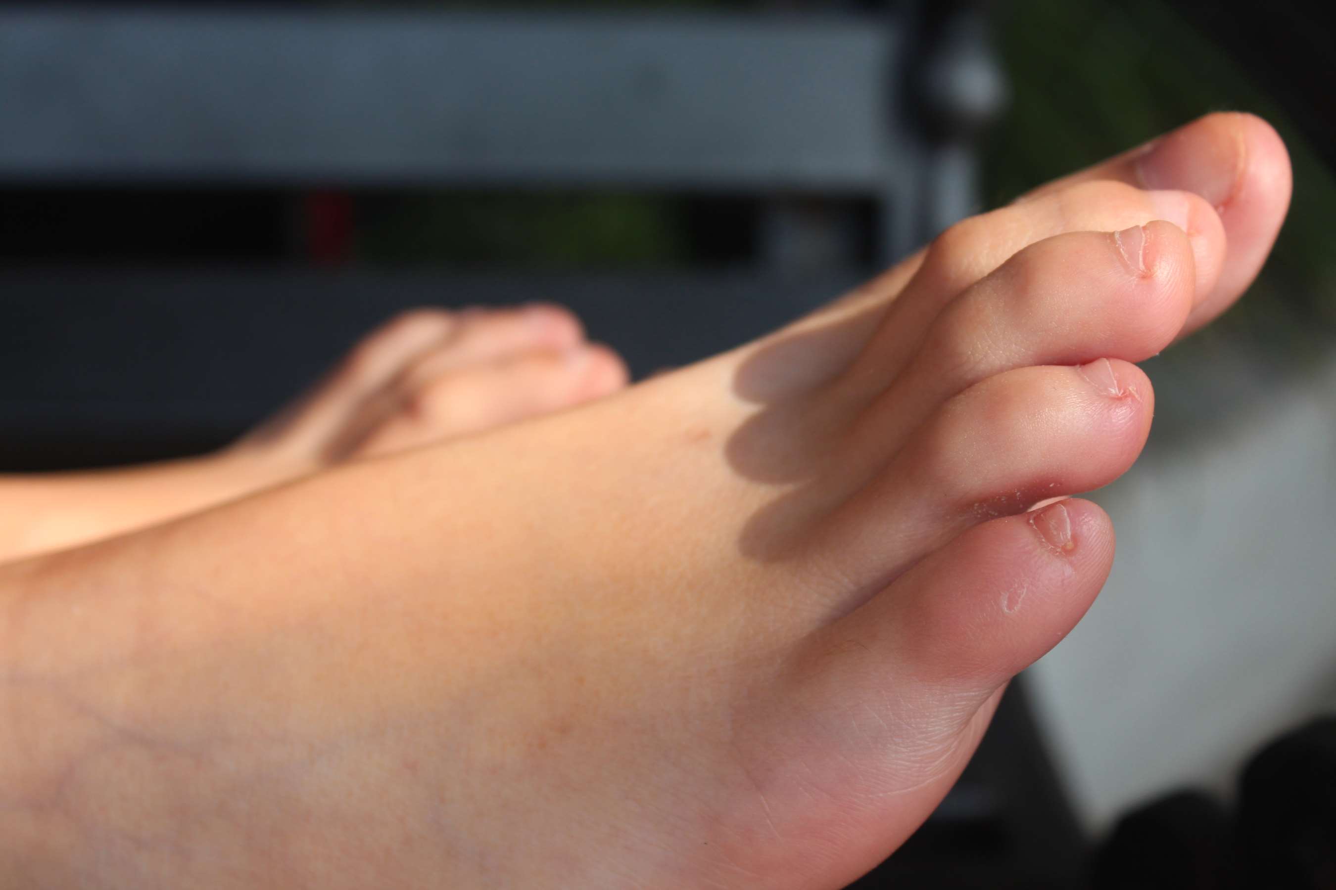 《校园长板凳上展嫩足》作品图