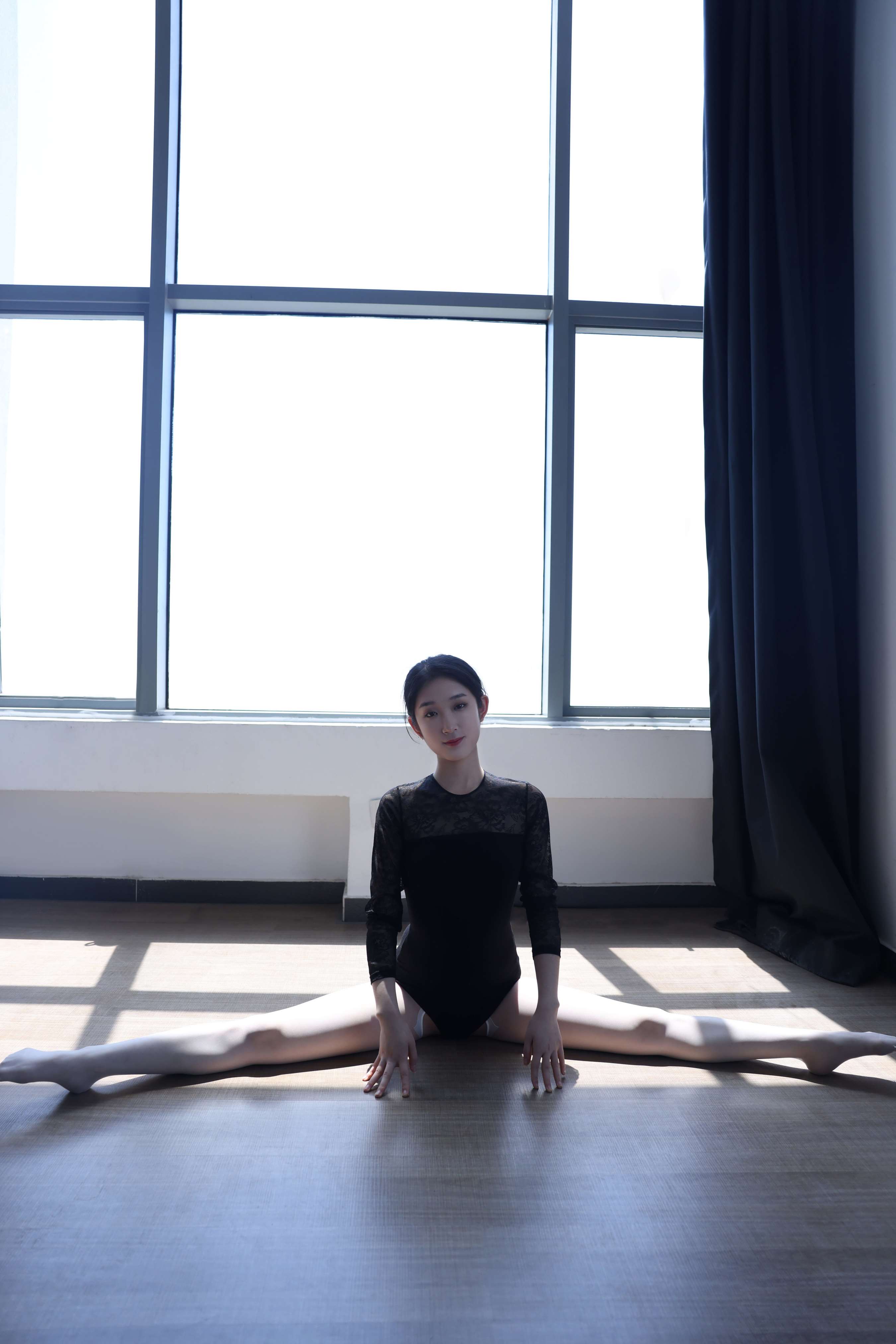 《姗姗练舞服の丝足》作品图