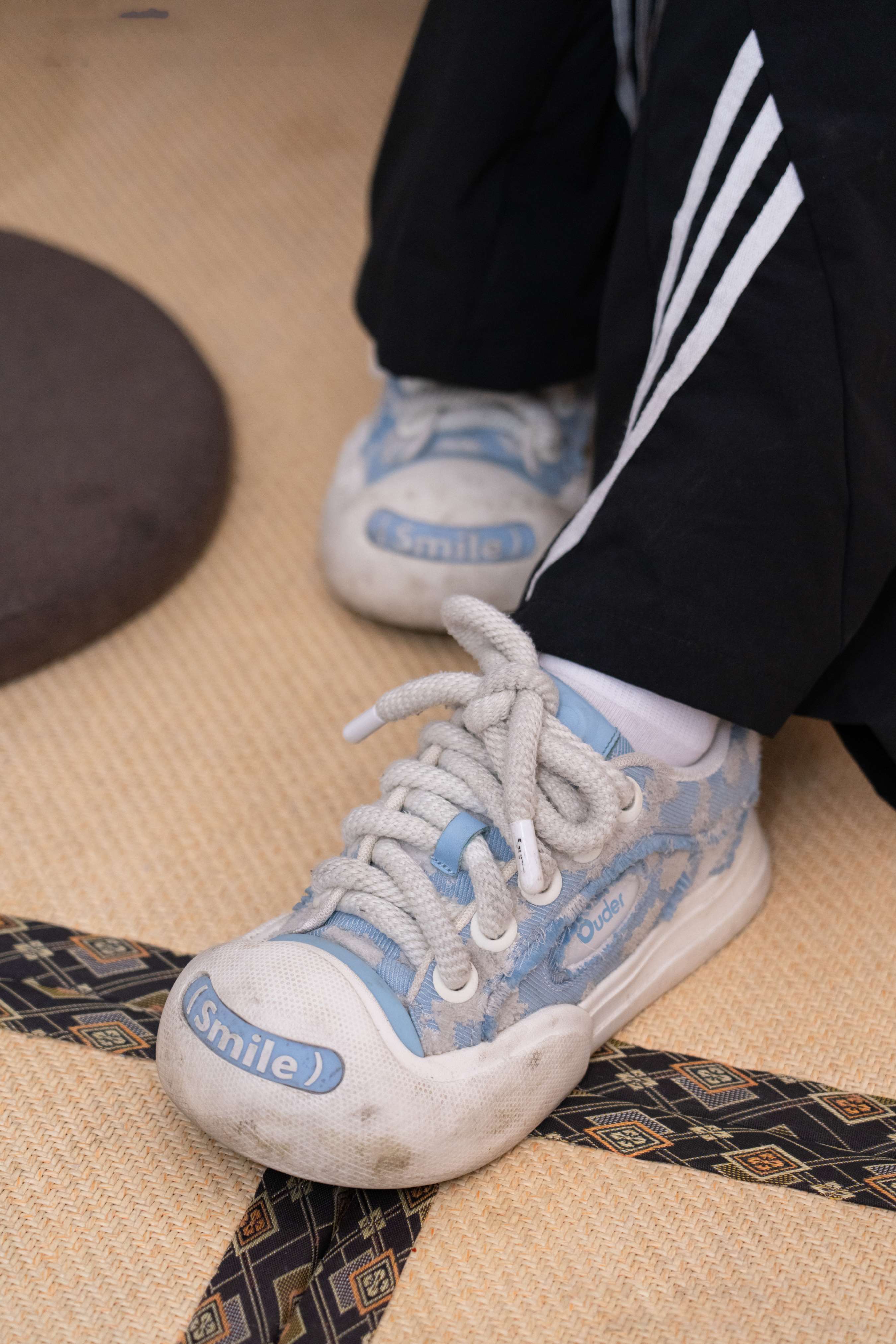 《雪梨 帆布鞋白棉袜の裸足》作品图