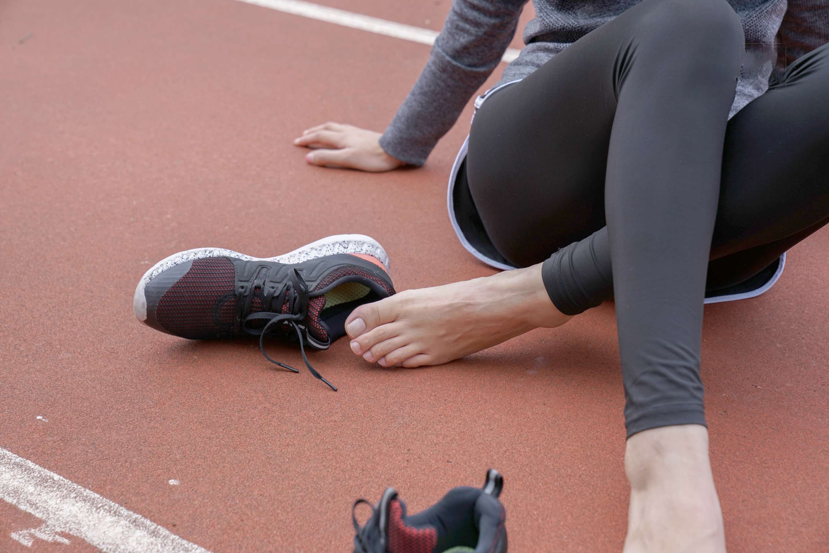 《师妹脱掉刚跑完步的运动鞋，味道有点大》作品图