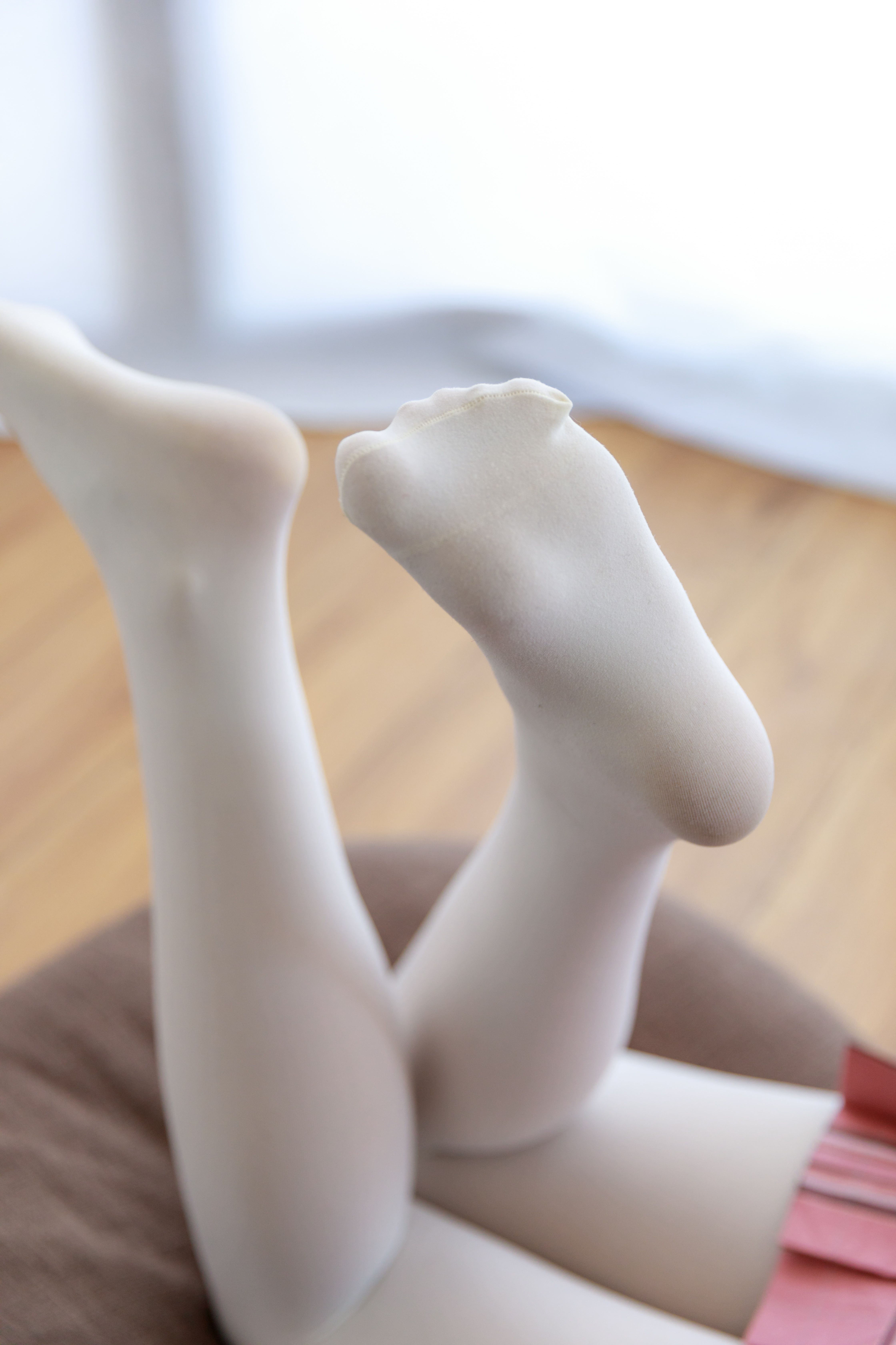 《制服妹纸长白丝袜脚+视频一部》作品图