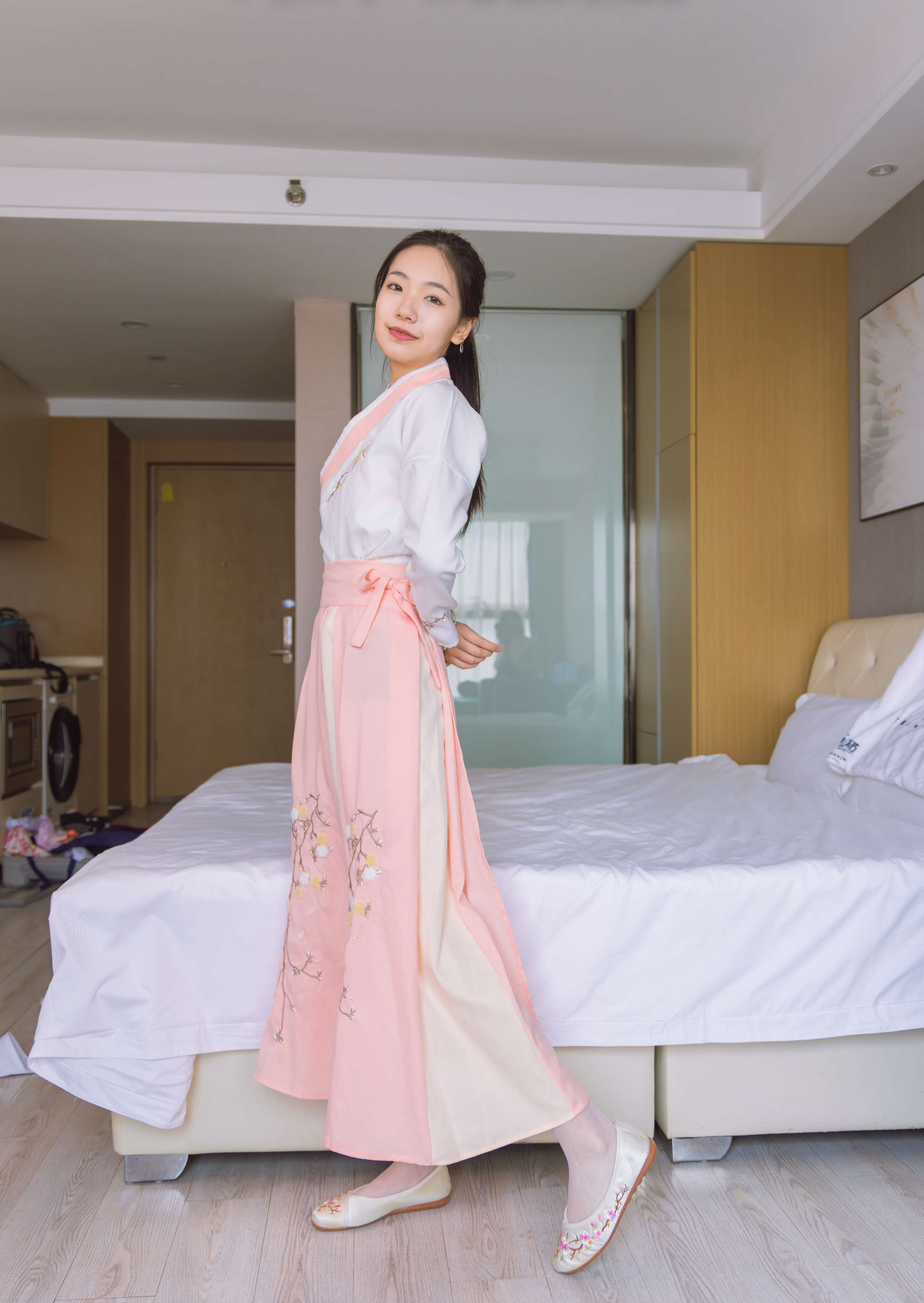 《小甜豆-古装布鞋白丝の裸足》作品图