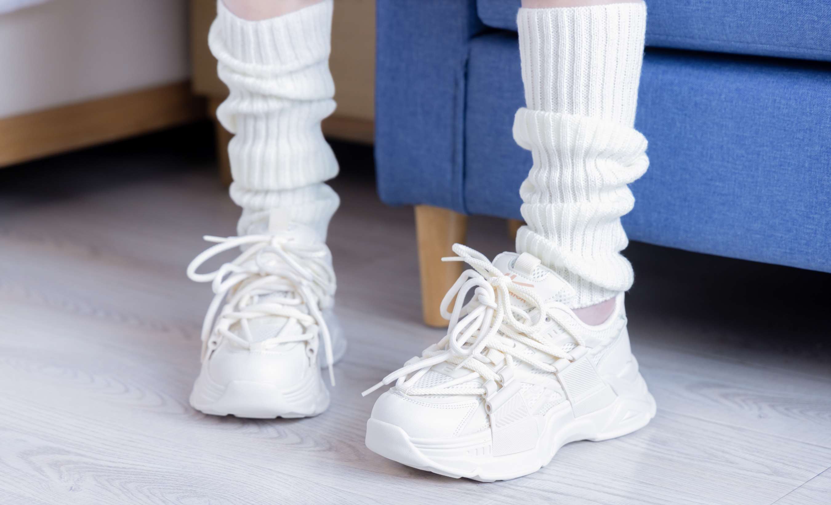 《小甜豆运动鞋、人字拖、袜套、油亮白丝》作品图