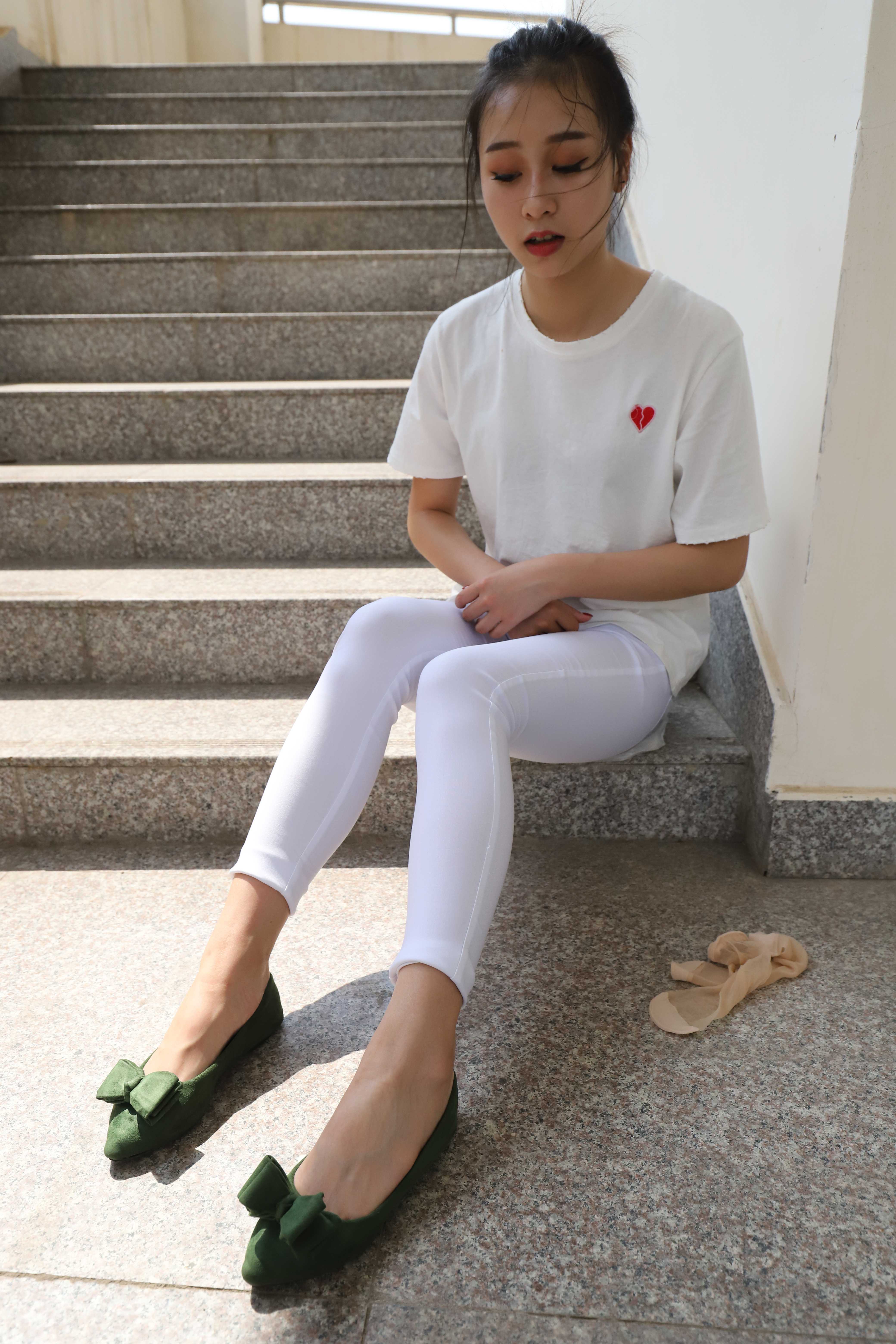 《学妹紧身裤裸足の丝袜脚丫+视频一部》作品图