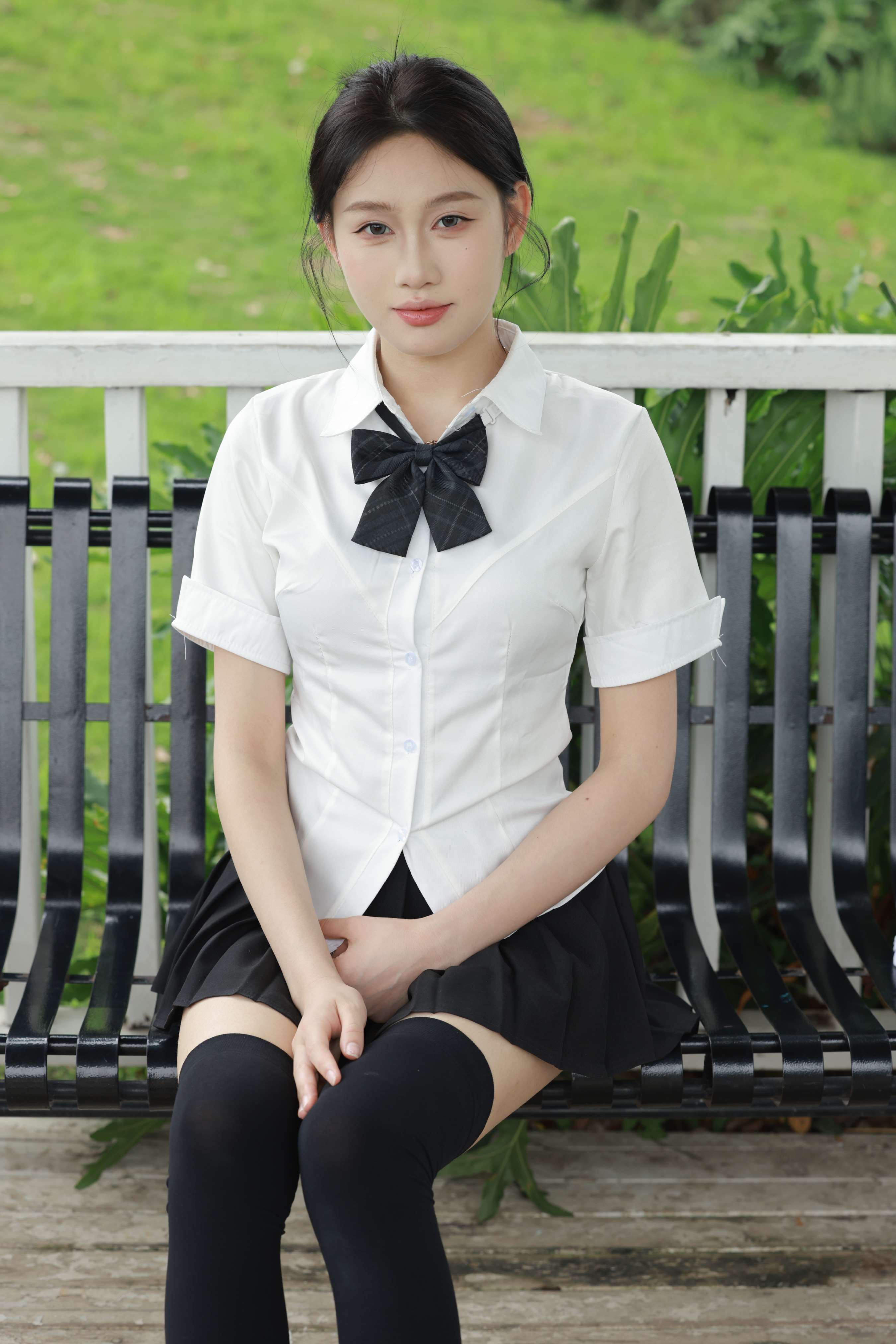 《妍妍皮鞋脱黑丝展嫩足》作品图