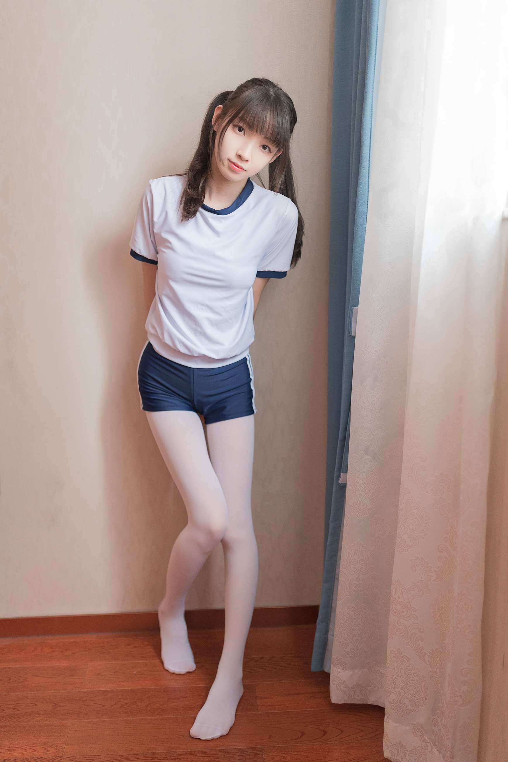 《休闲装の白丝袜脚丫》作品图