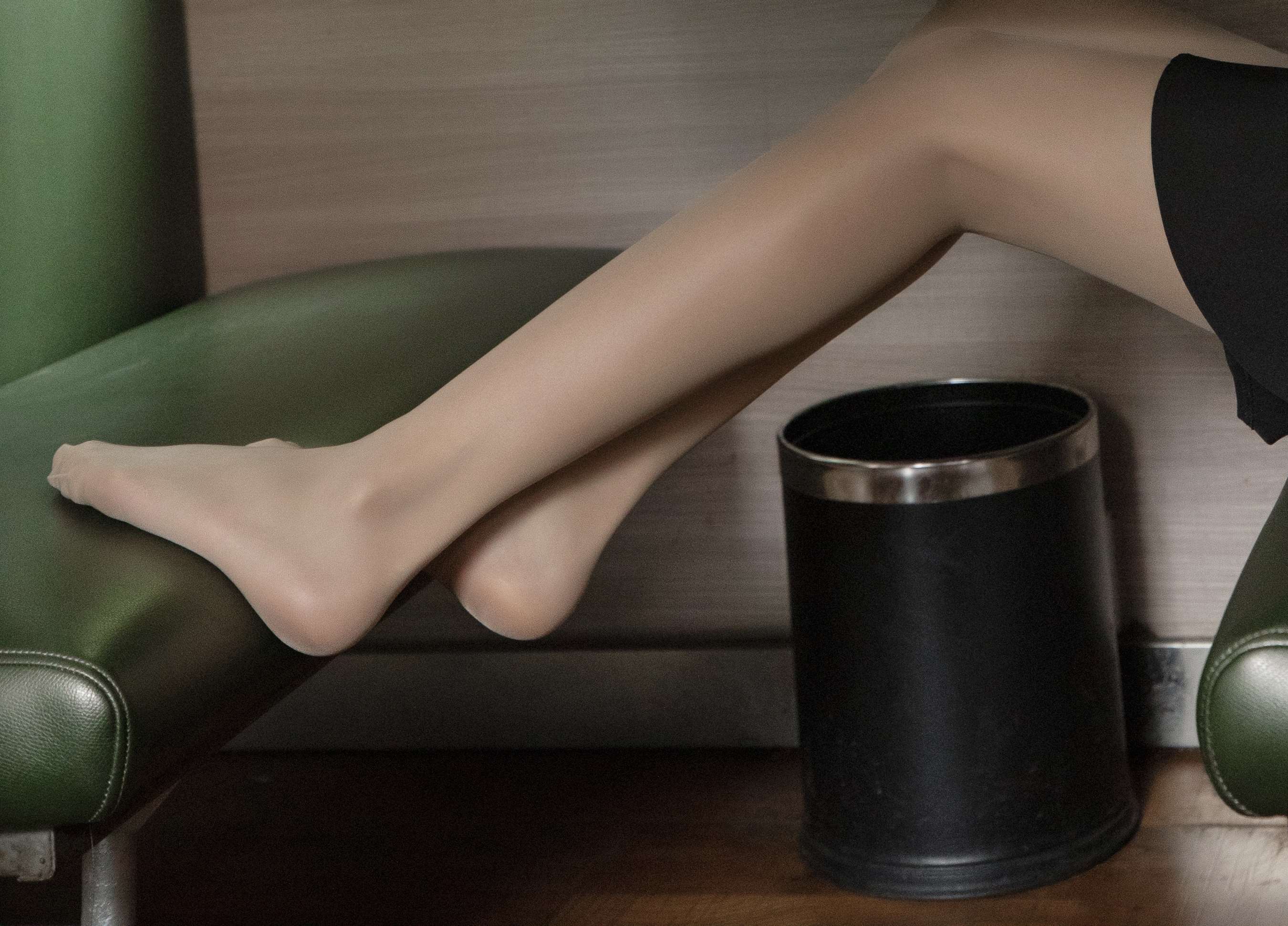 《吊带裙の丝足【套图+视频】》作品图