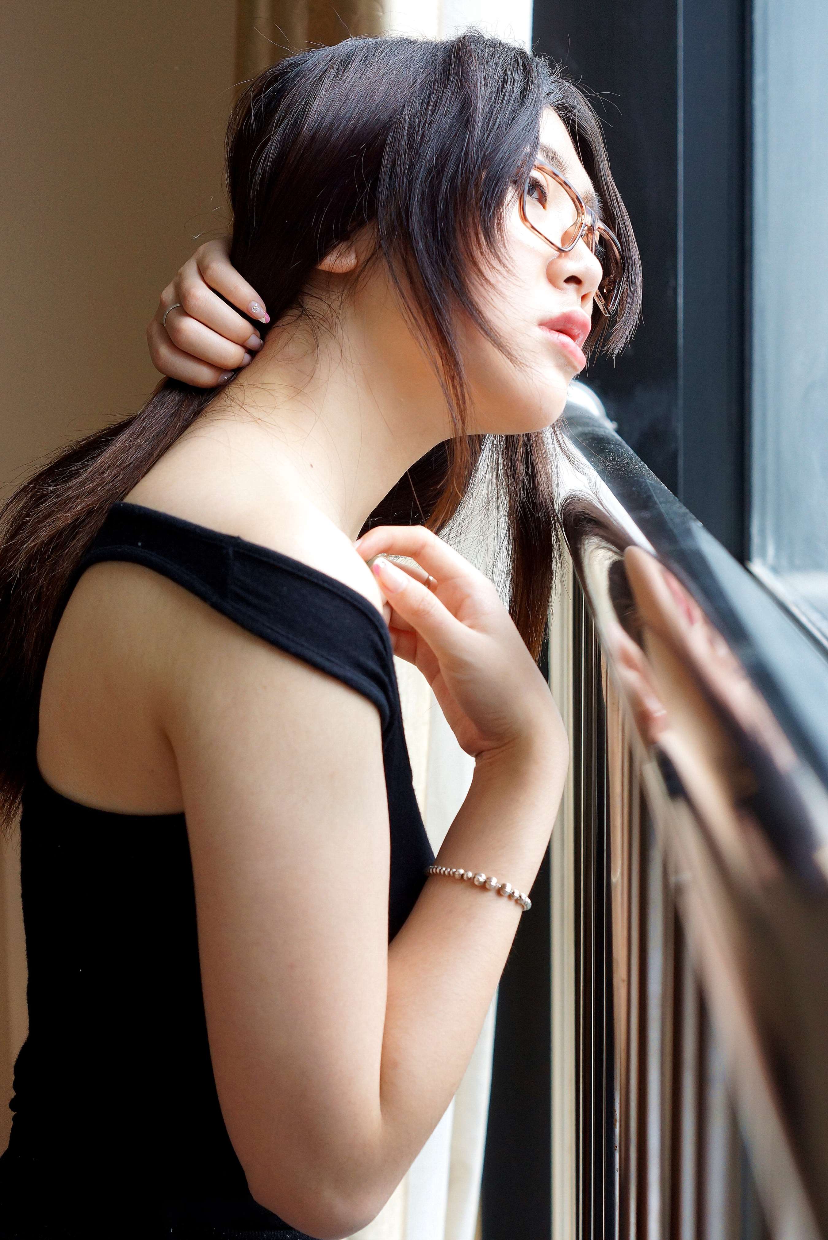 《混血妹子室内暖色鲜嫩裸足》作品图