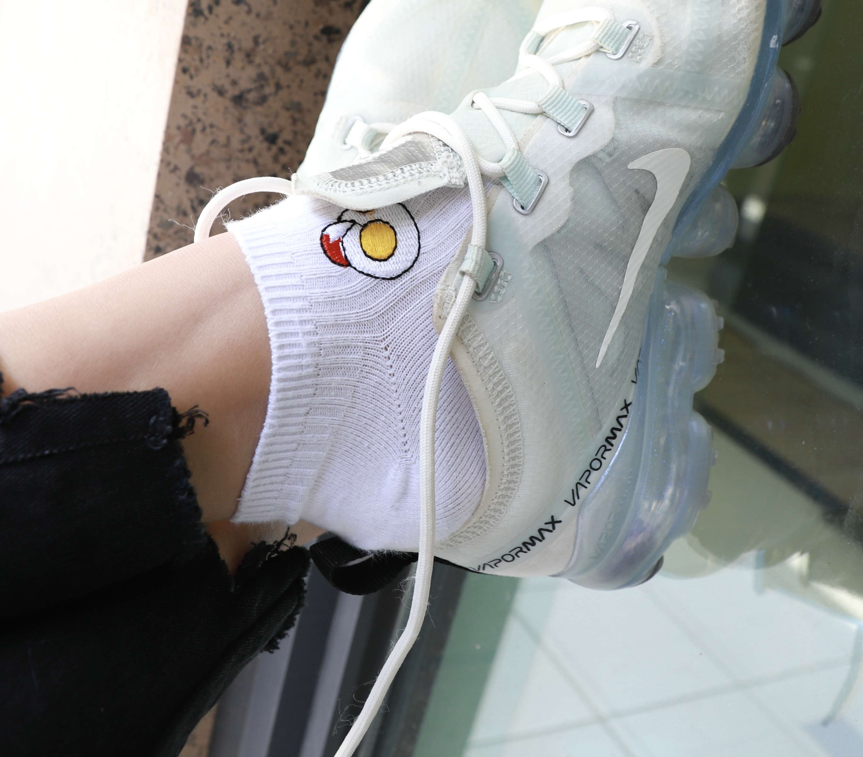 《运动鞋の白棉袜脚》作品图