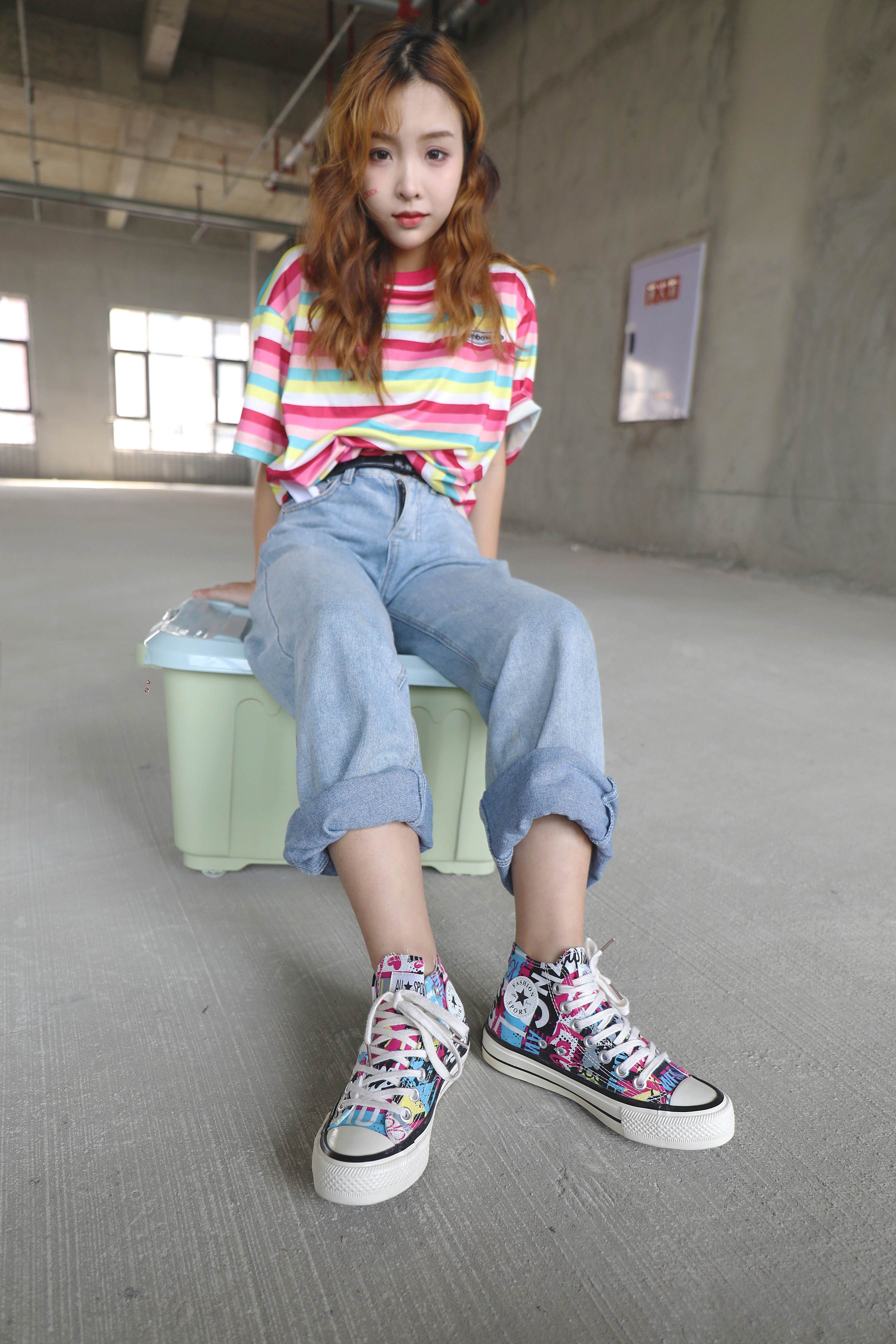 《毛坯房里的帆布鞋の船袜脚》作品图