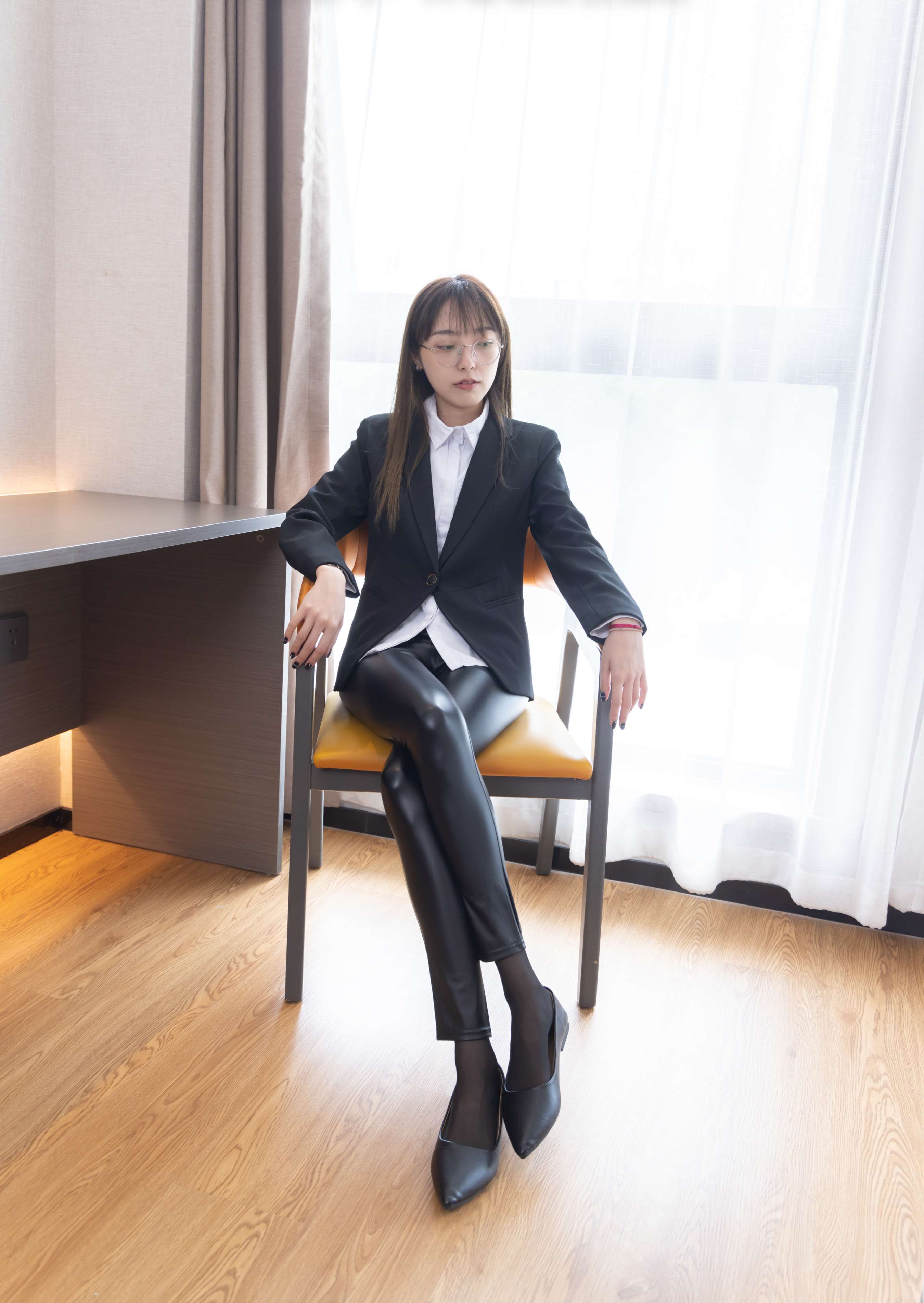 《稚予 皮裤裤里丝》作品图