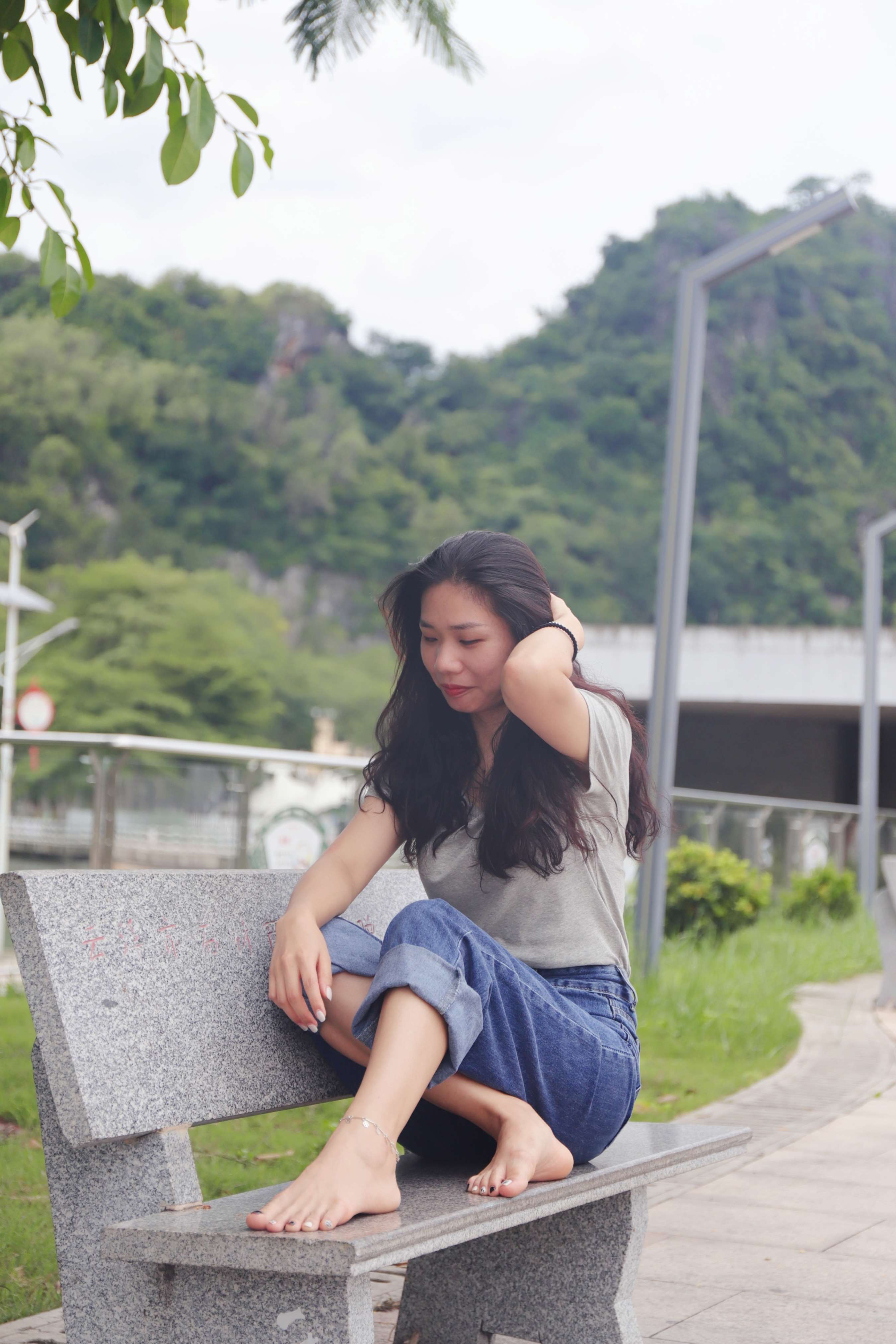 《小允牛仔裤精致美甲红润脚底》作品图