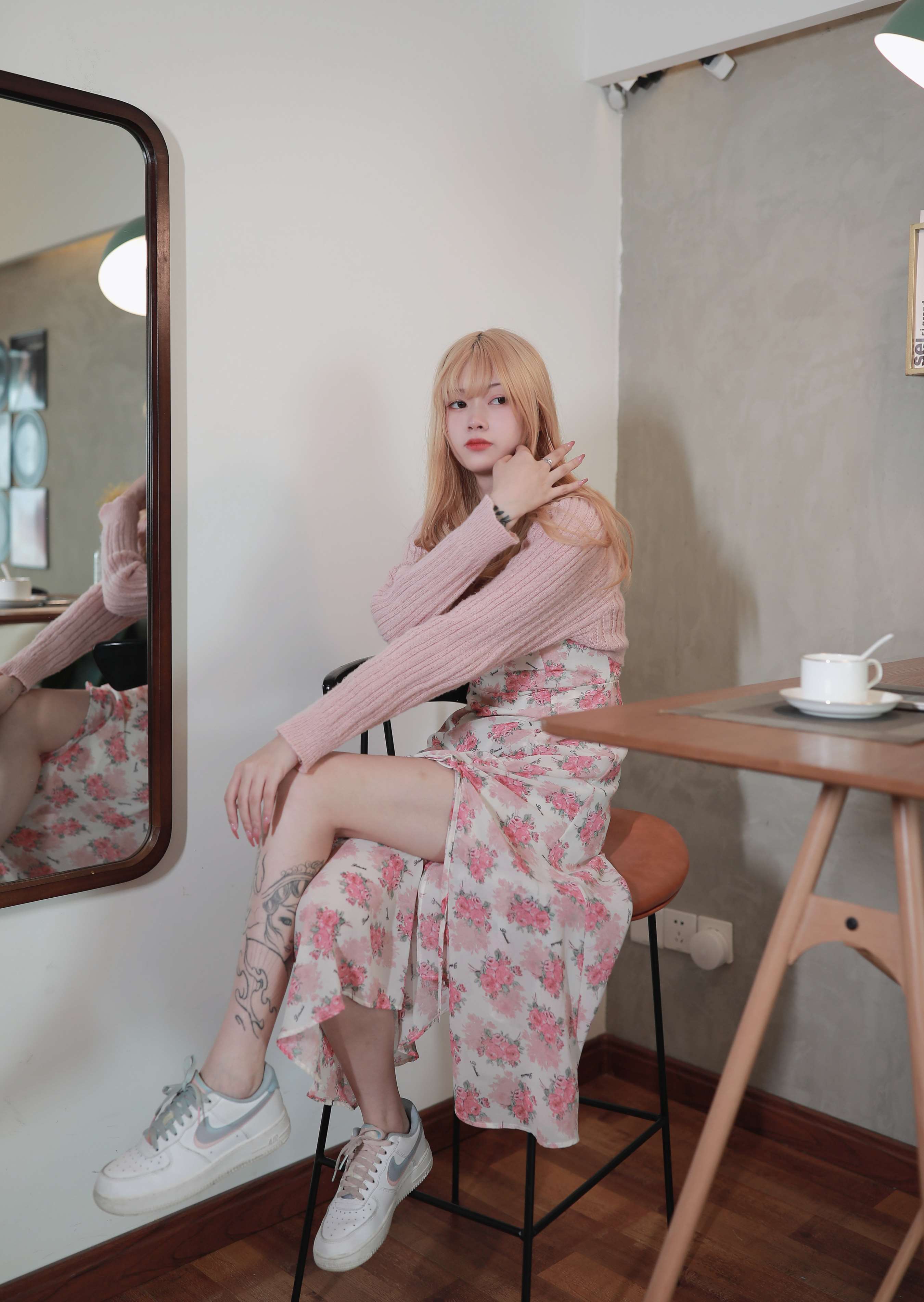 《少女纹身脚の船袜足》作品图